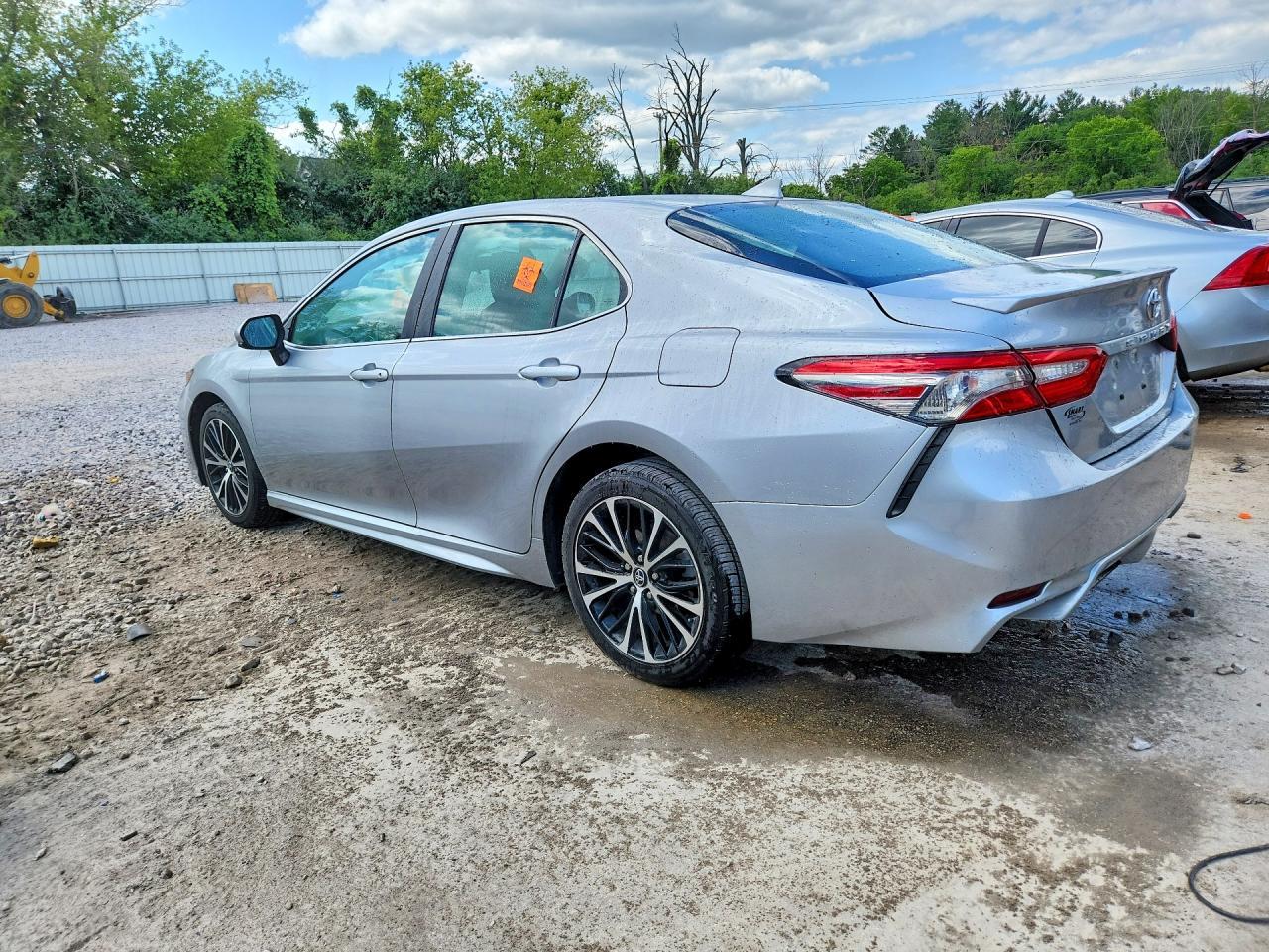 2019 Toyota Camry Se - Фото 2