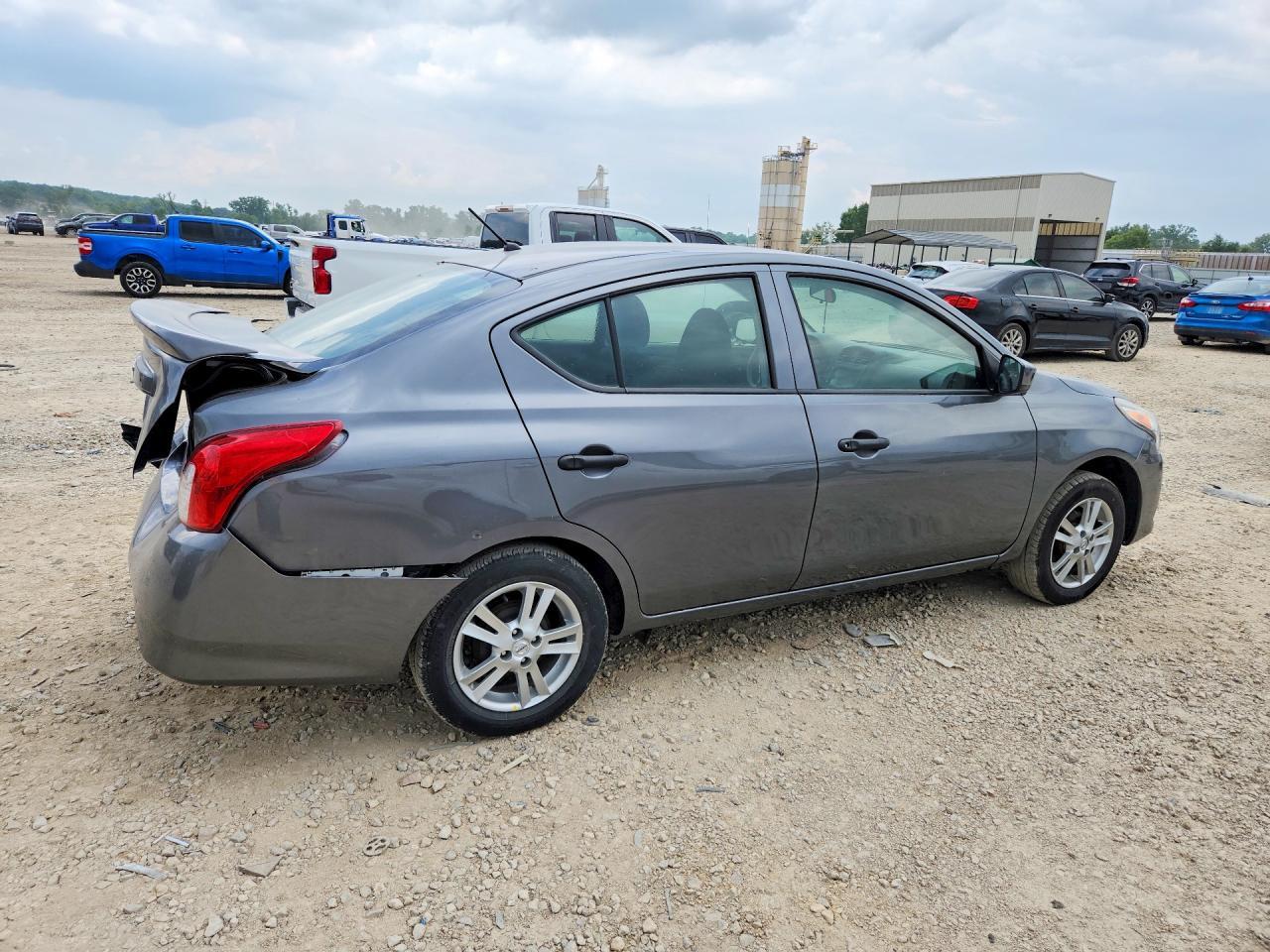 2019 Nissan Versa S Plus - Фото 3