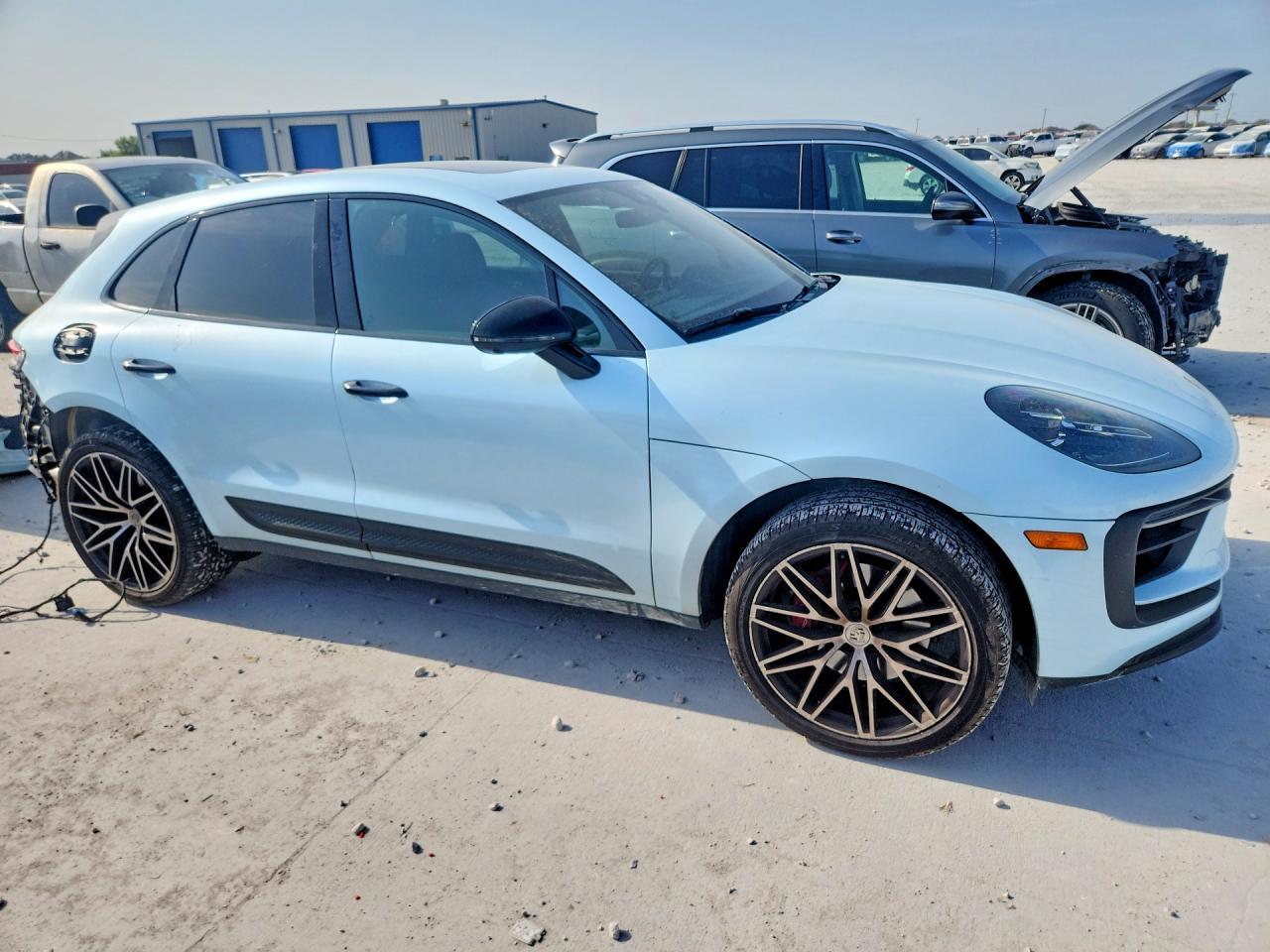 2025 Porsche Macan - Image 4