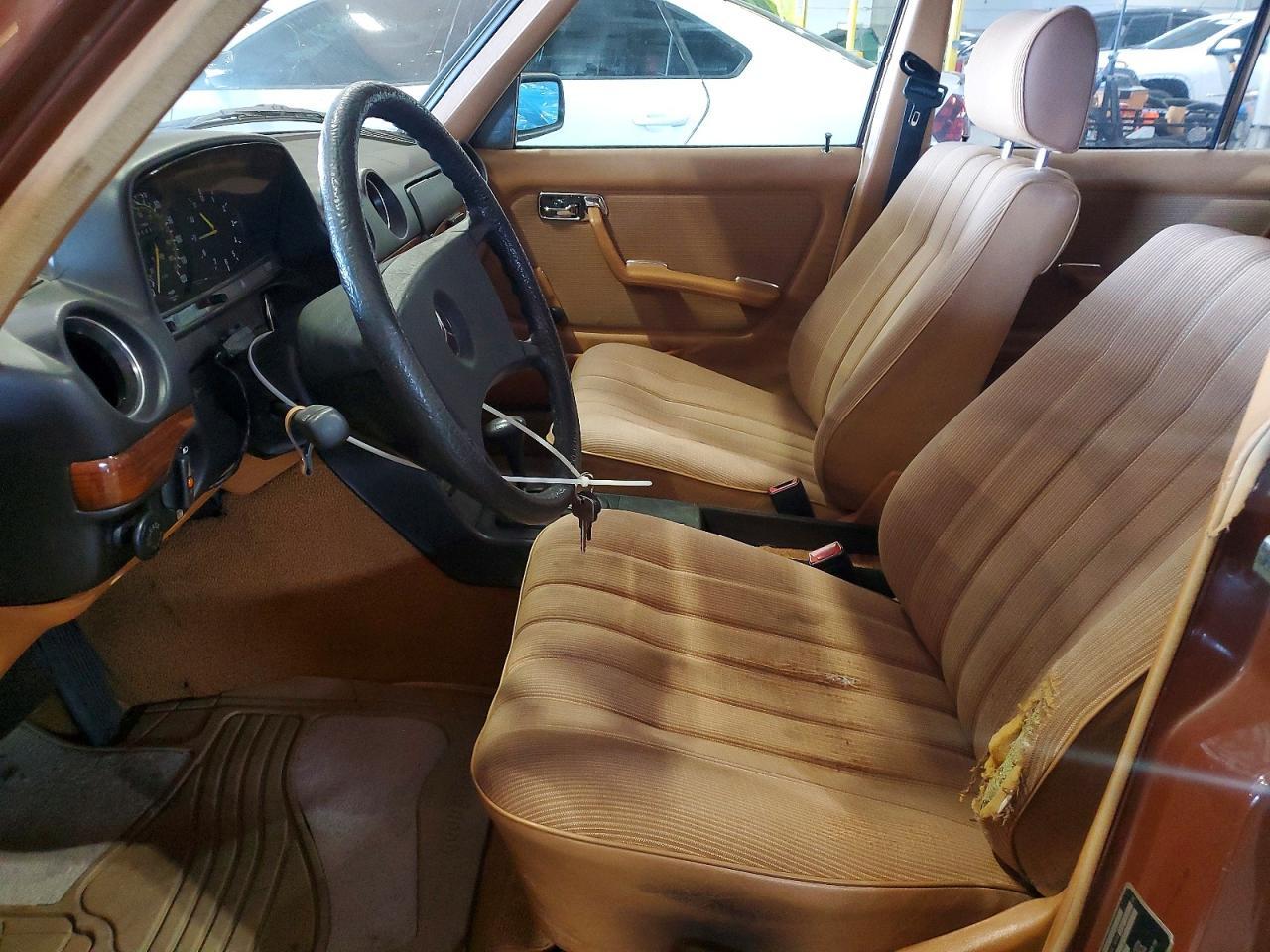 1984 Mercedes 240D - Фото 7