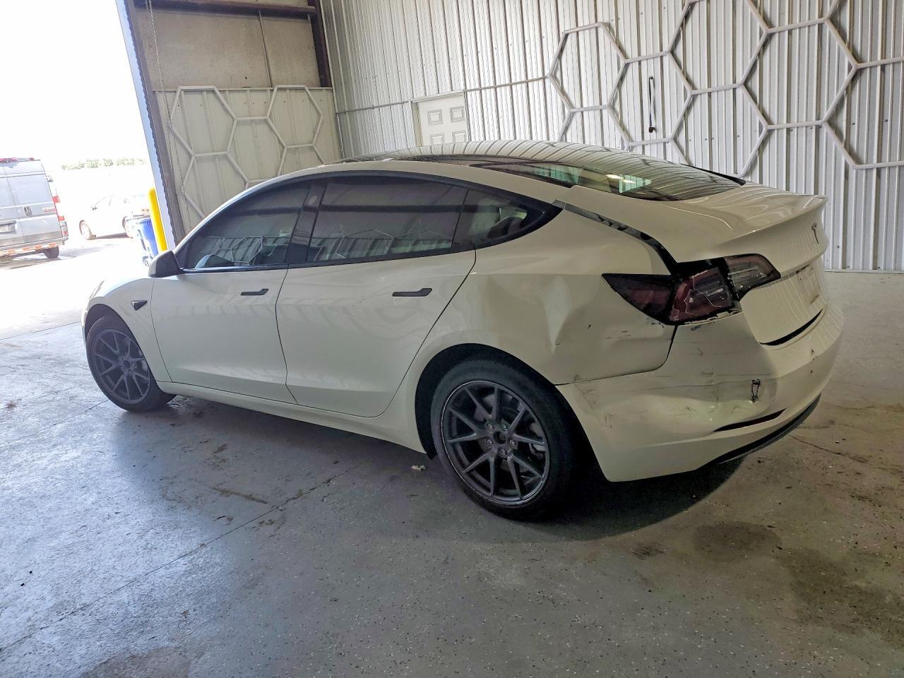 2023 Tesla Model 3 - Фото 2