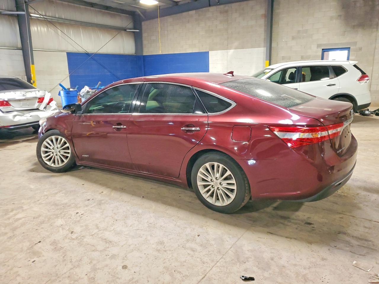 2013 Toyota Avalon Hybrid Limited - Фото 2