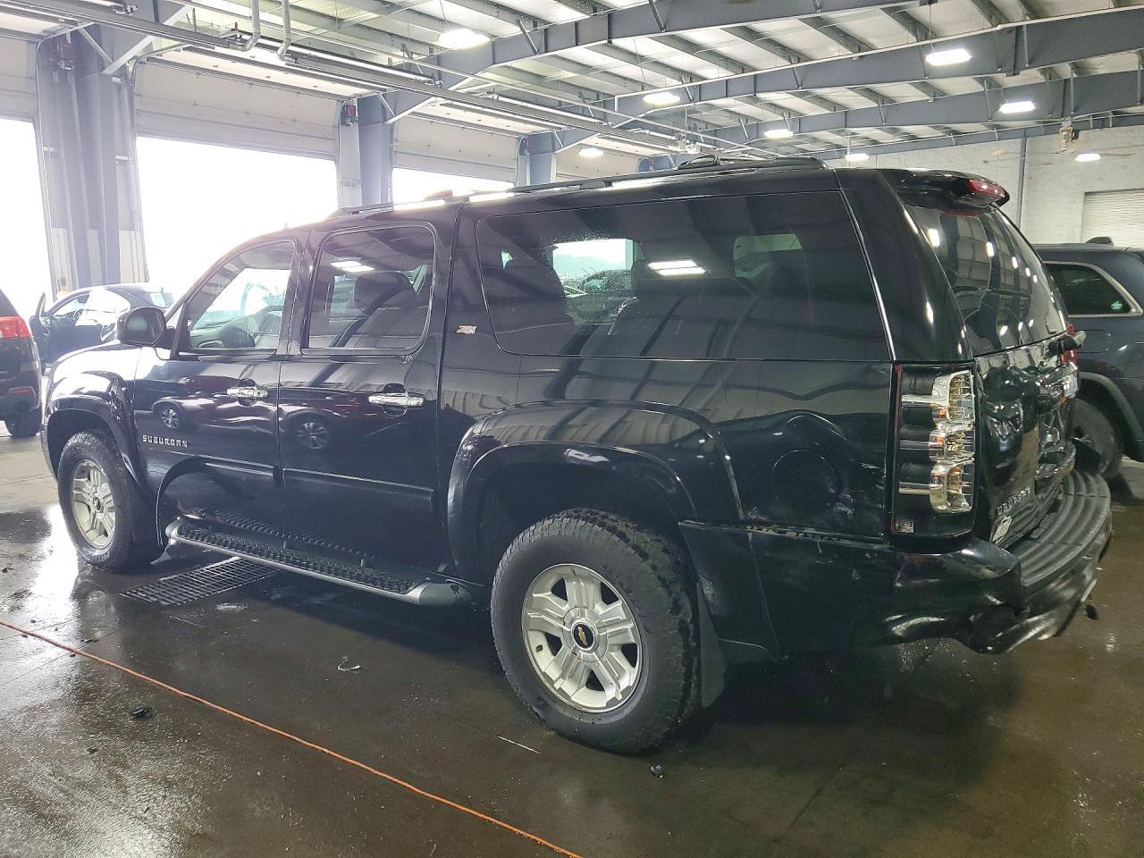 2011 Chevrolet Suburban - Фото 2