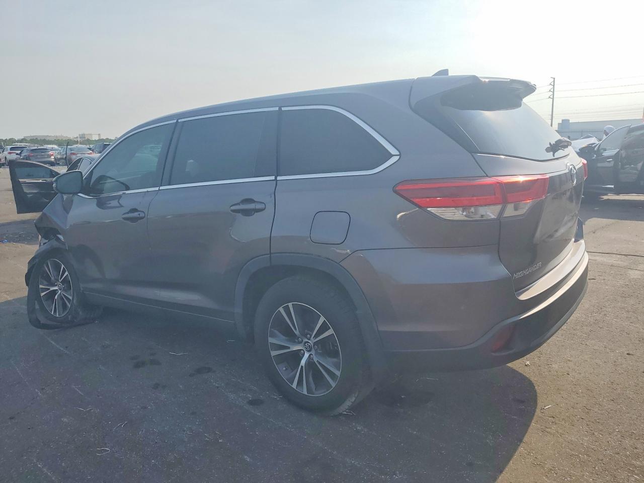 2019 Toyota Highlander Le Plus - Фото 2