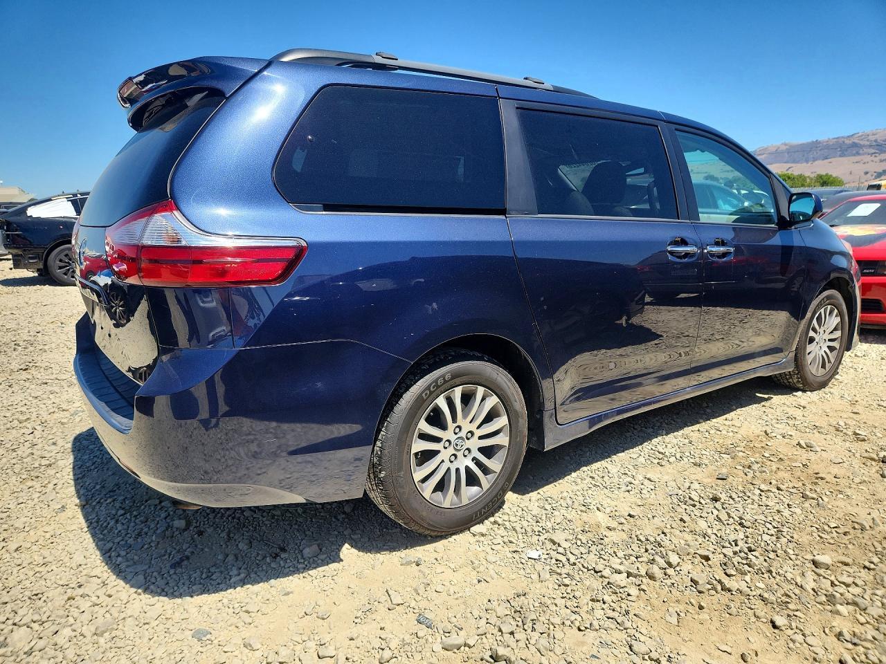 2018 Toyota Sienna Xle 8-Passenger - Фото 3