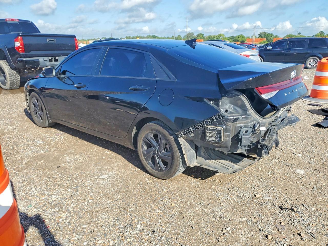 2023 Hyundai Elantra Sel - Image 2