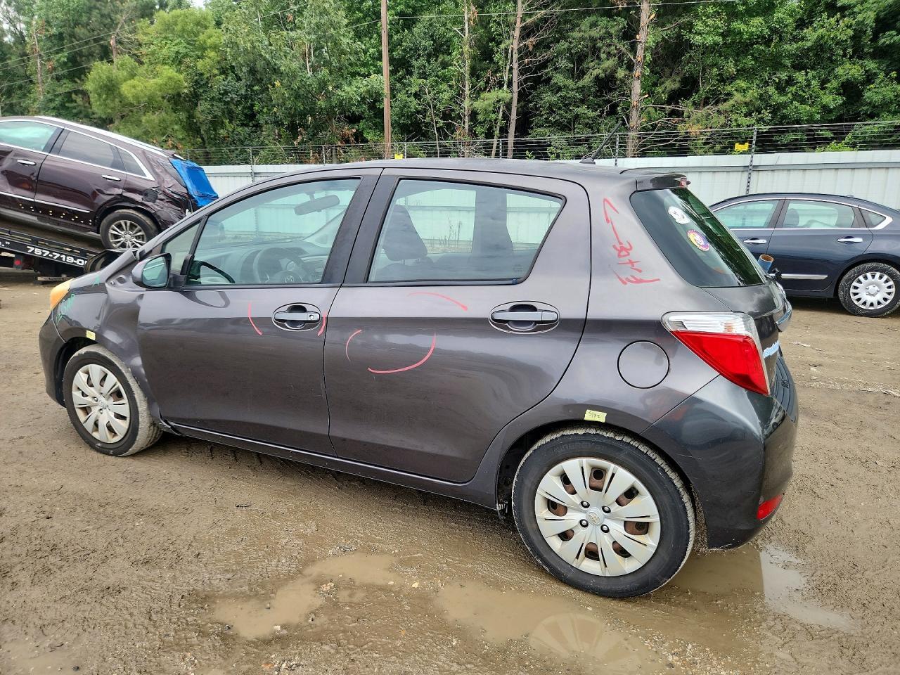 2012 Toyota Yaris 5-Door Le - Фото 2