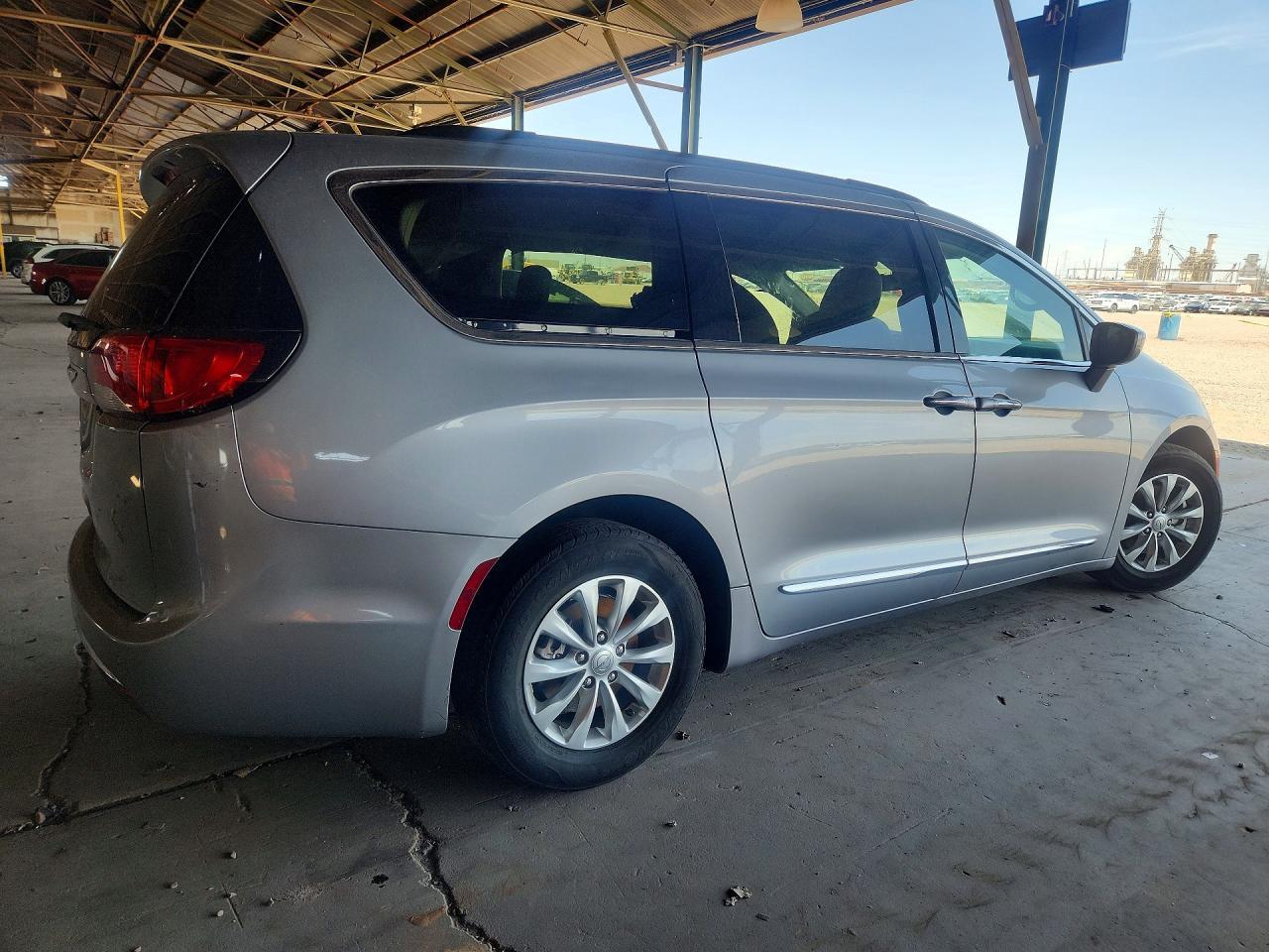 2017 Chrysler Pacifica Touring L - Фото 3