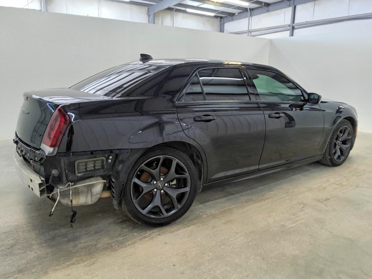 2023 Chrysler 300 Touring L - Фото 3
