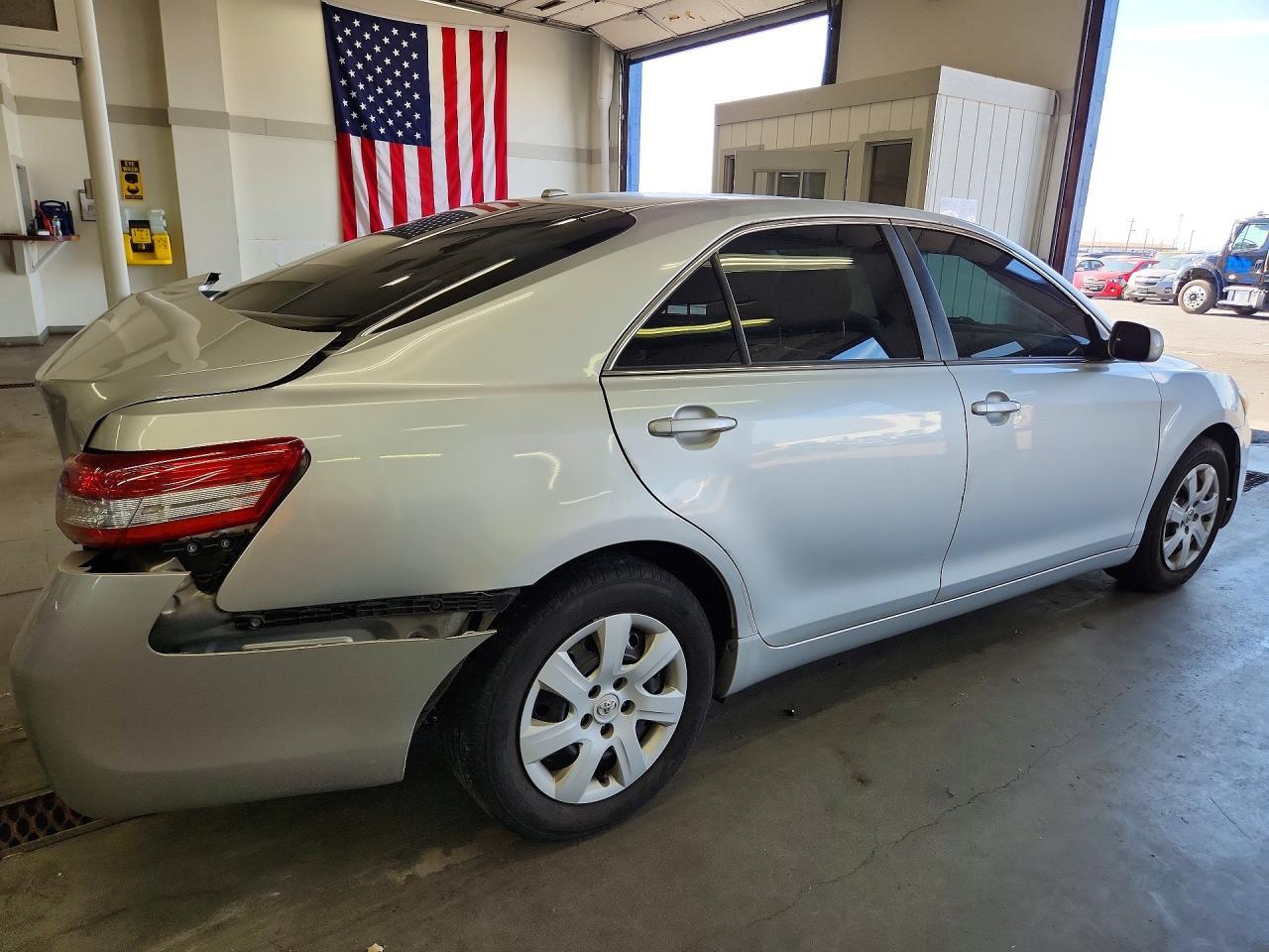 2011 Toyota Camry Le - Фото 3