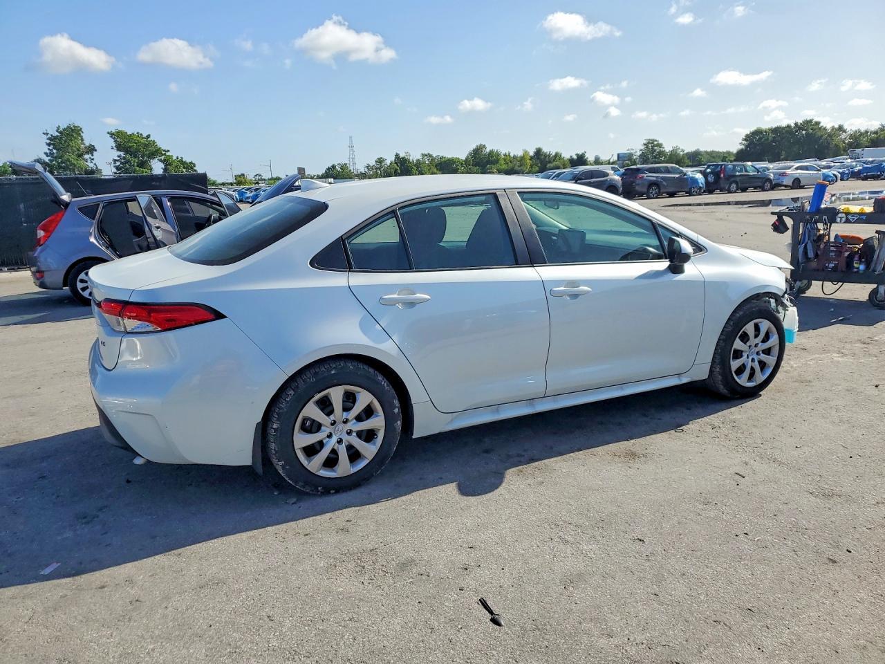 2025 Toyota Corolla Le - Фото 3