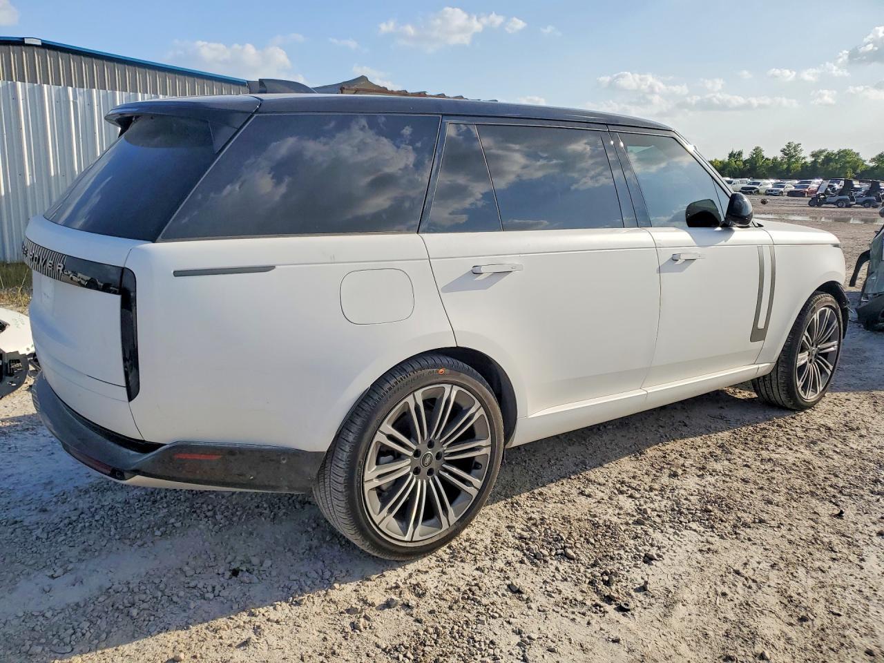 2025 Land Rover Range Rover Se - Image 3