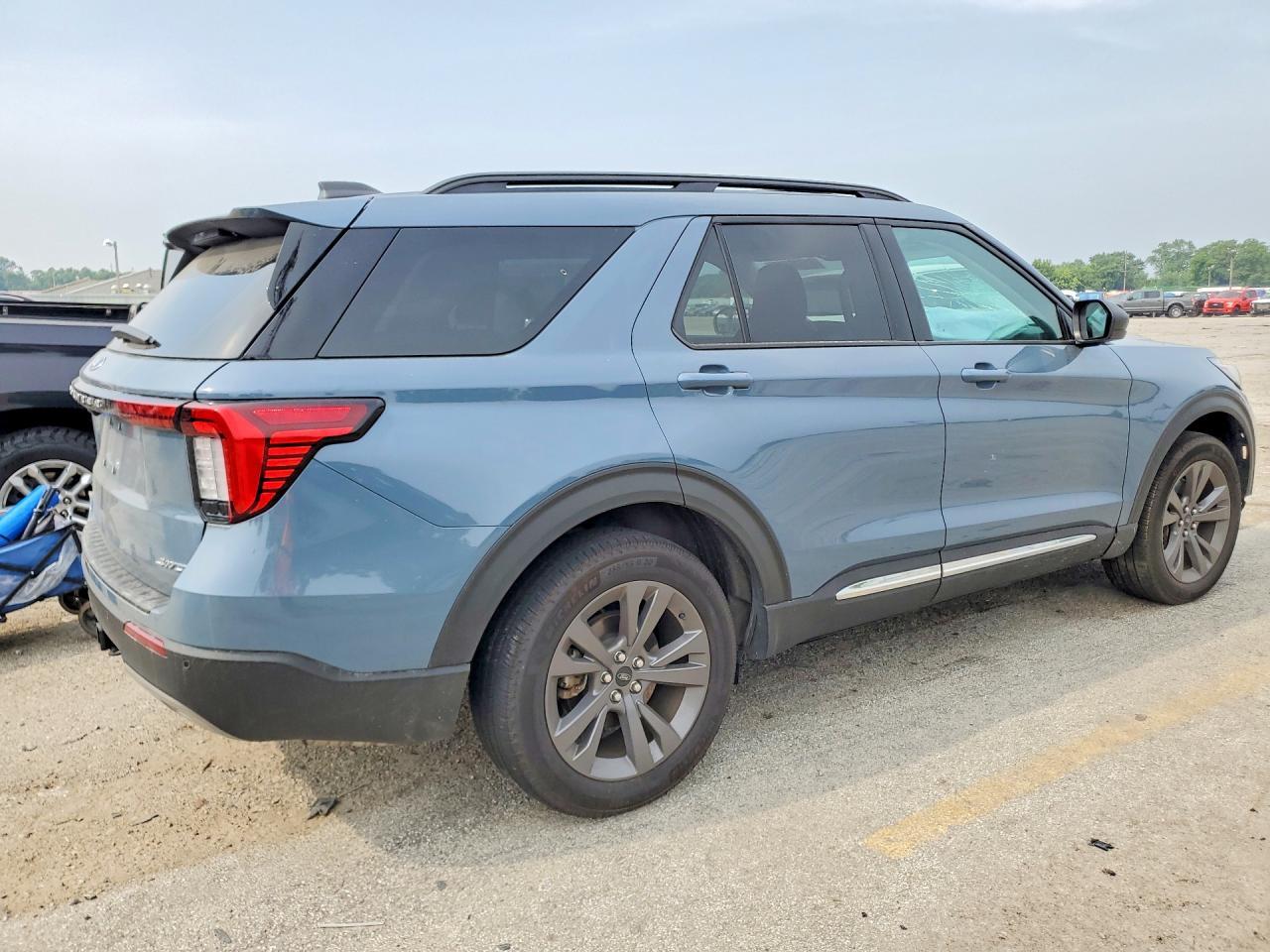 2025 Ford Explorer Active - Image 3