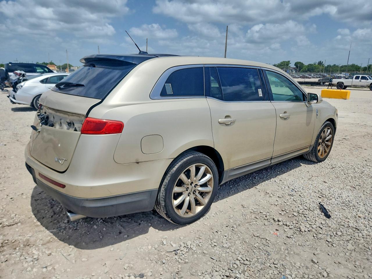 2011 Lincoln Mkt - Image 3