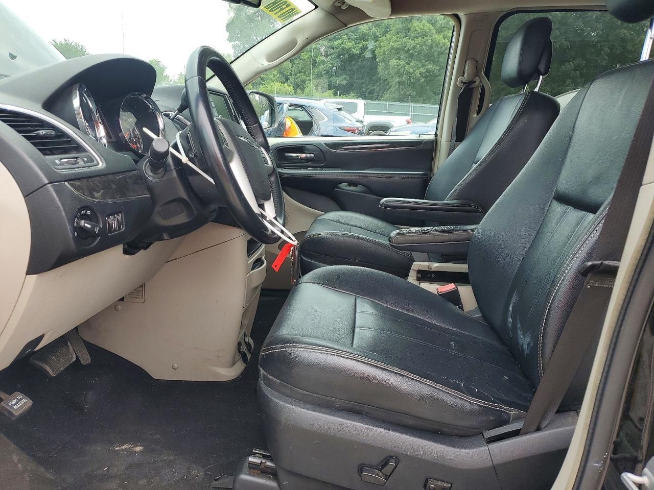 2015 Chrysler Town & Country Touring - Image 7