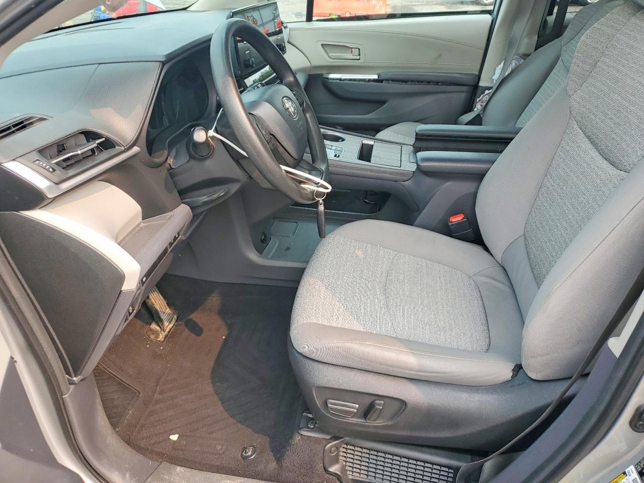 2022 Toyota Sienna Le - Фото 7