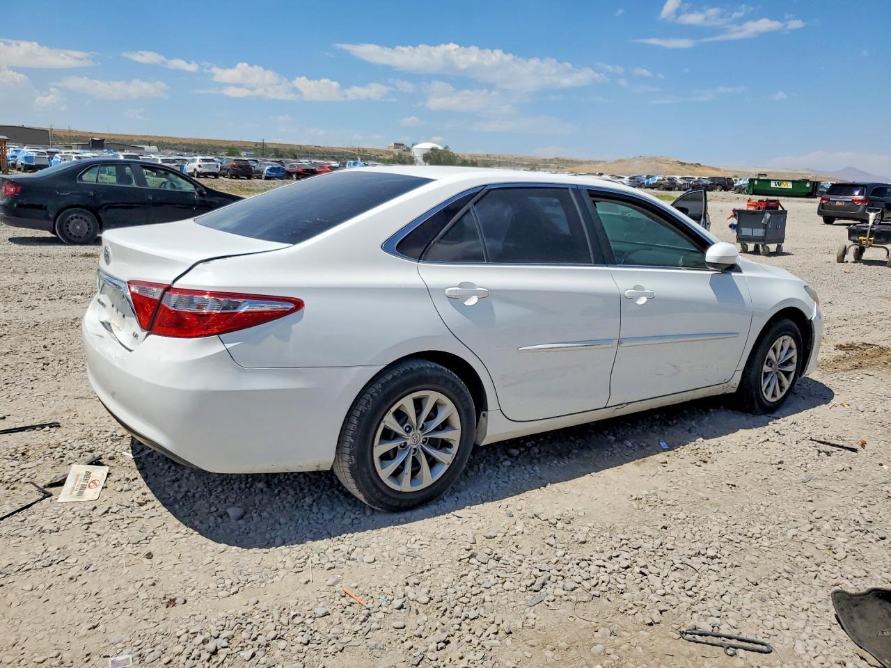 2016 Toyota Camry Le - Фото 3