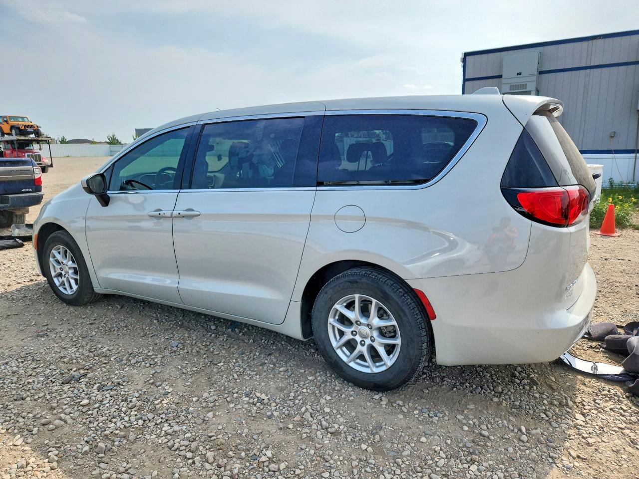 2017 Chrysler Pacifica Touring - Фото 2