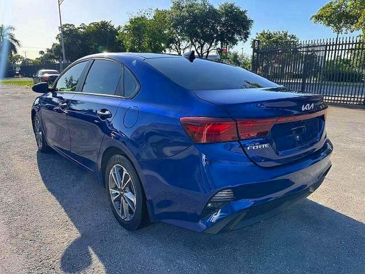 2022 Kia Forte Lxs - Image 2