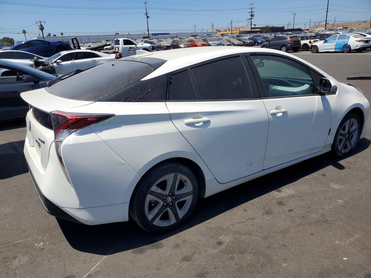2016 Toyota Prius Three - Фото 3