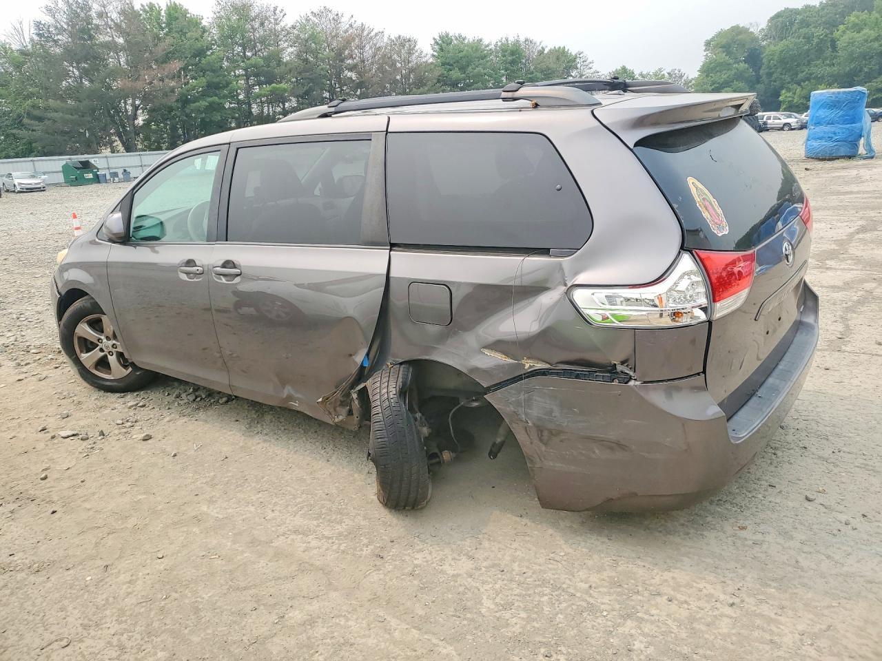 2011 Toyota Sienna Le - Фото 2