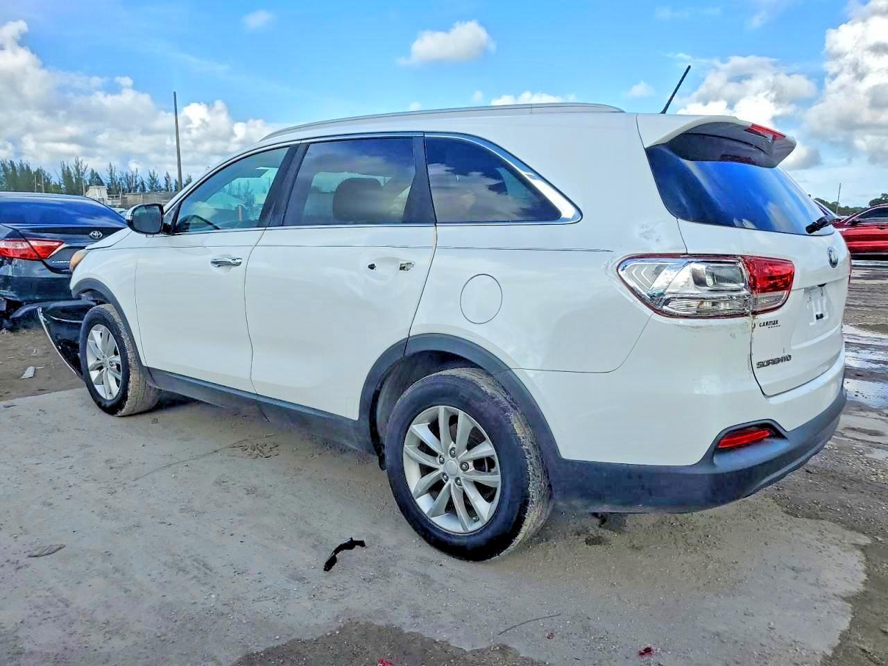 2017 Kia Sorento Lx - Image 2