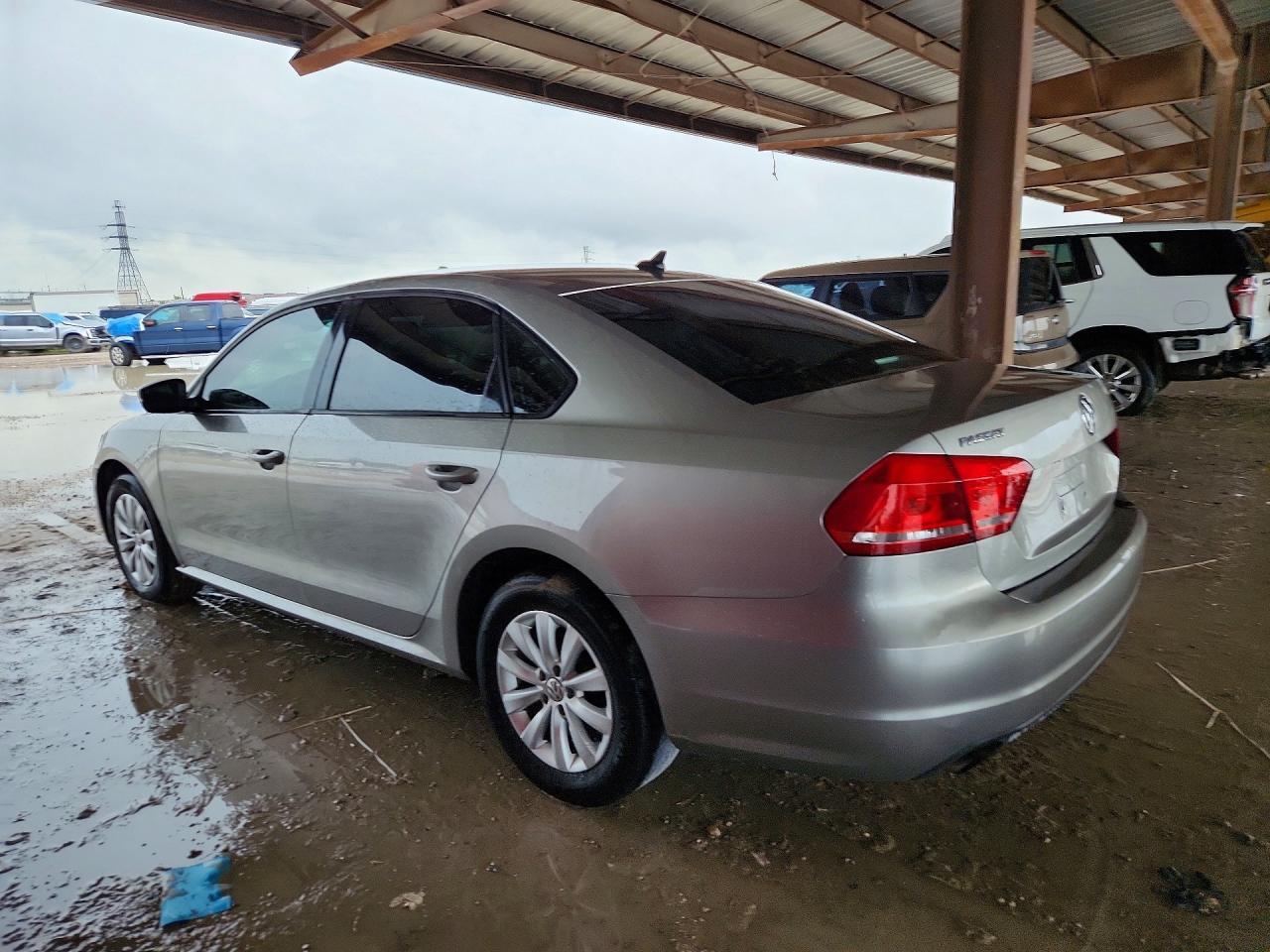 2014 Volkswagen Passat S - Image 2