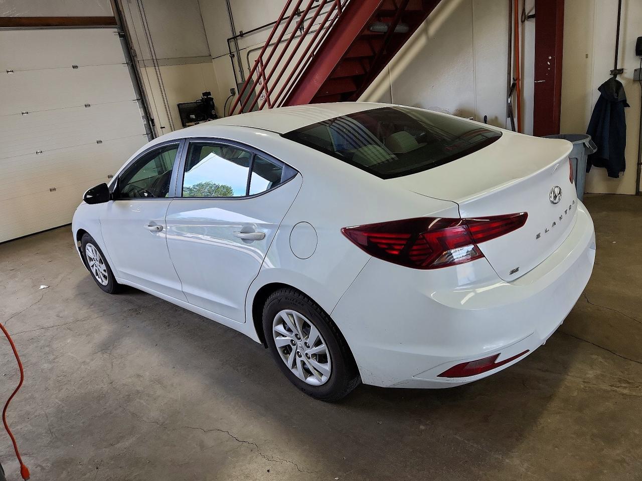 2020 Hyundai Elantra Se - Image 2