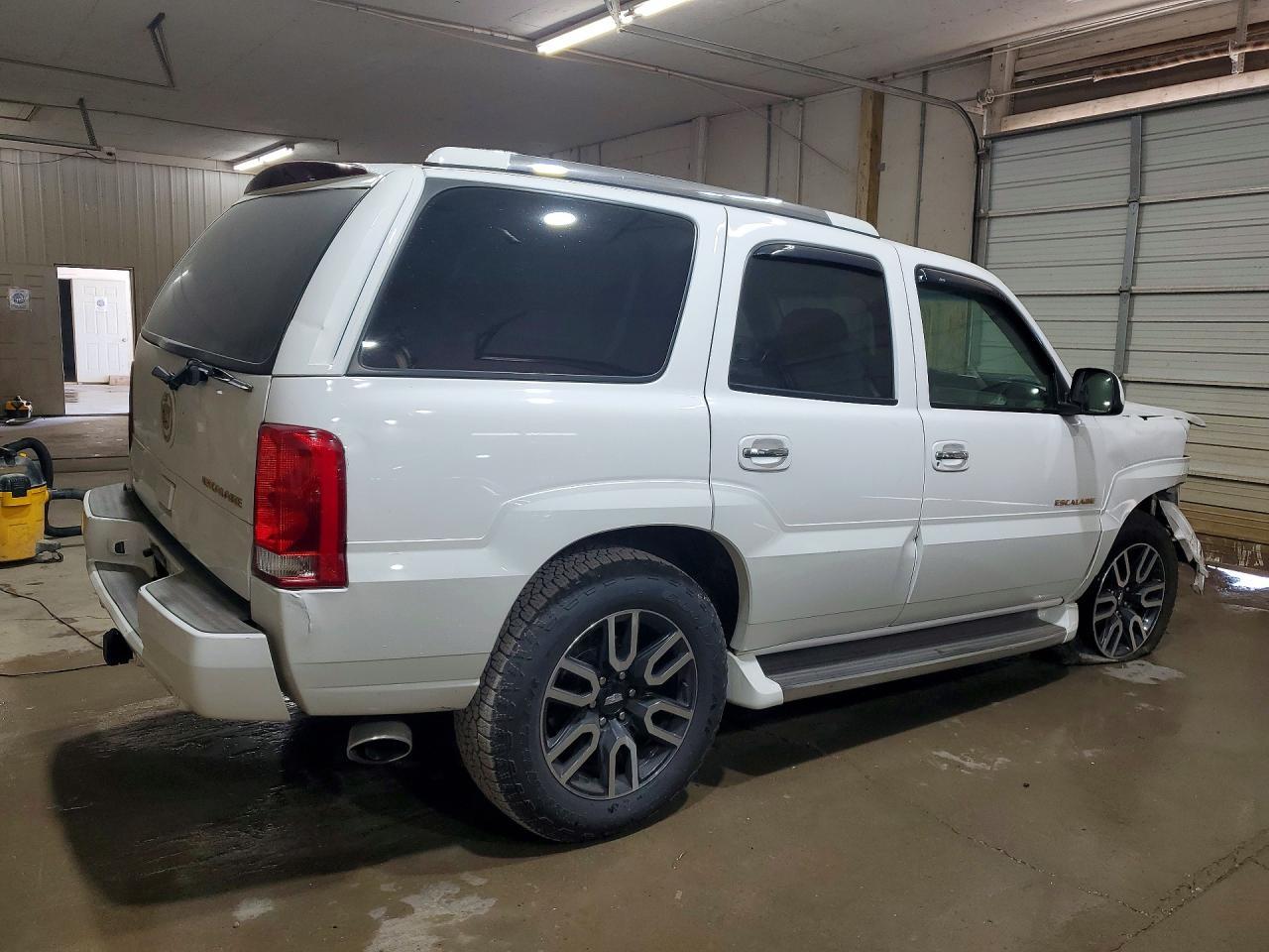 2002 Cadillac Escalade Luxury - Image 3