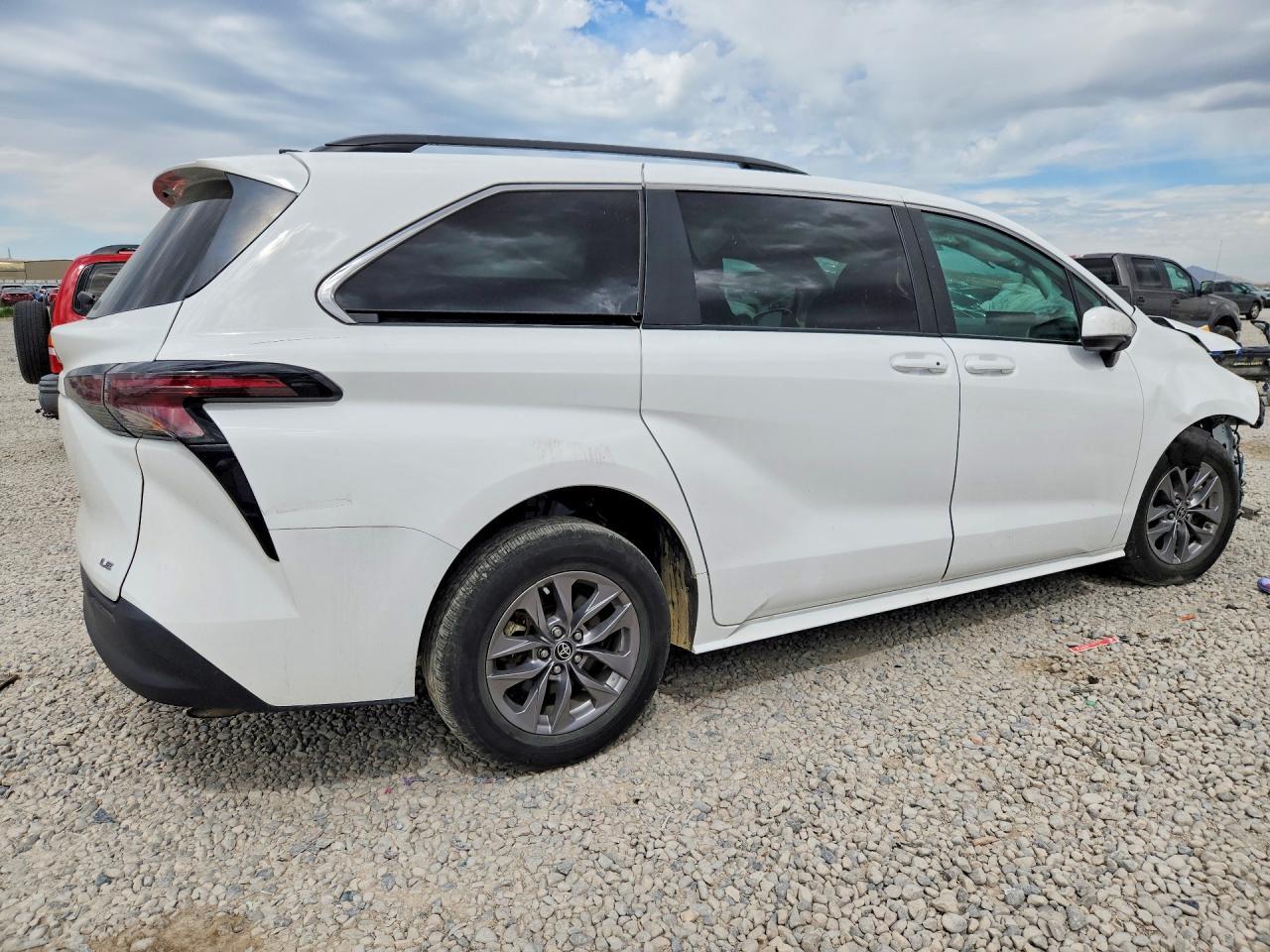 2025 Toyota Sienna Le - Image 3