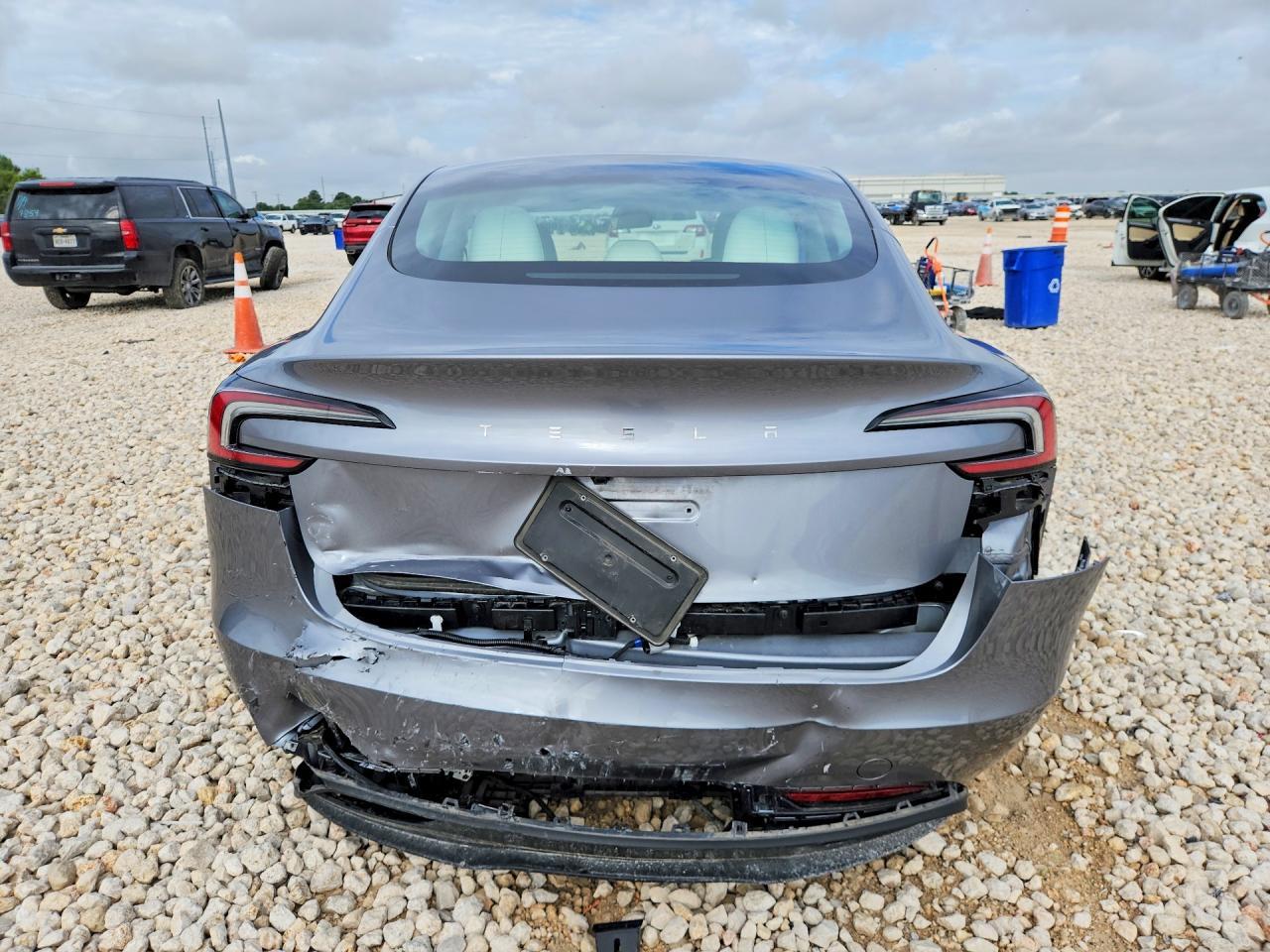 2025 Tesla Model 3 - Фото 6