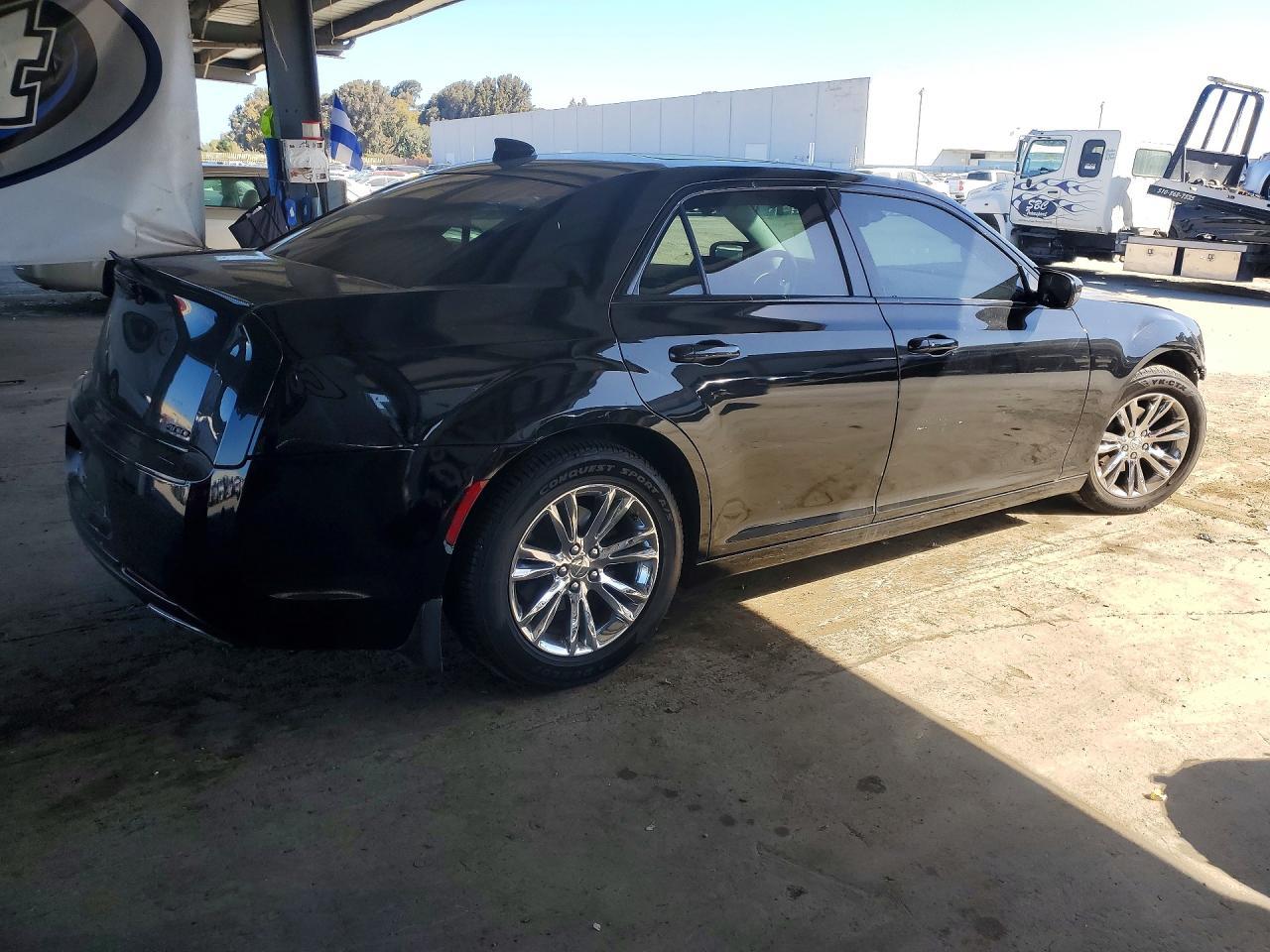 2016 Chrysler 300C - Image 3