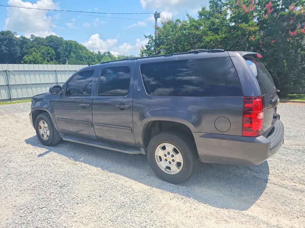 2010 Chevrolet Suburban C1500 Lt - Image 2