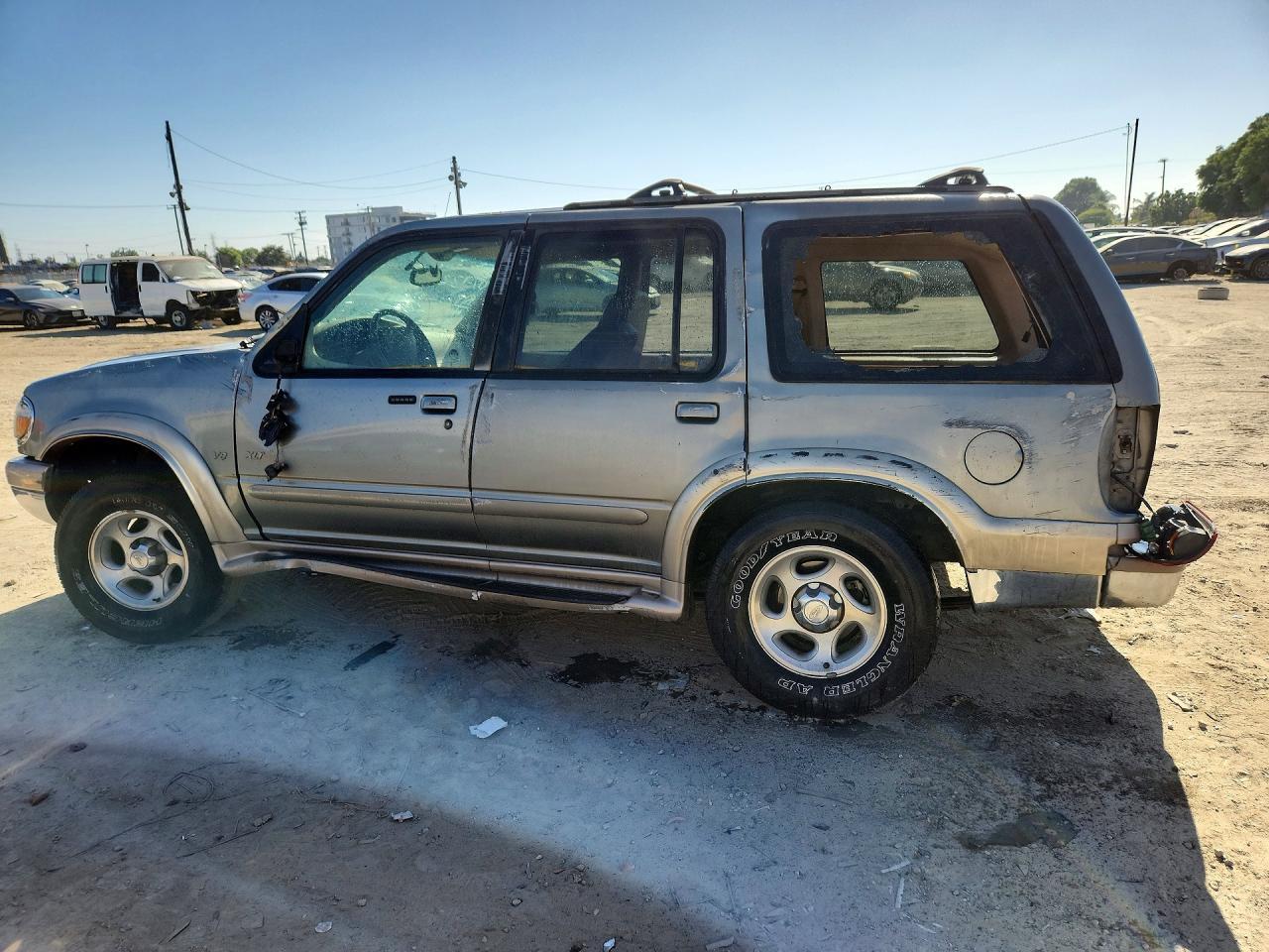2000 Ford Explorer Eddie Bauer - Image 2