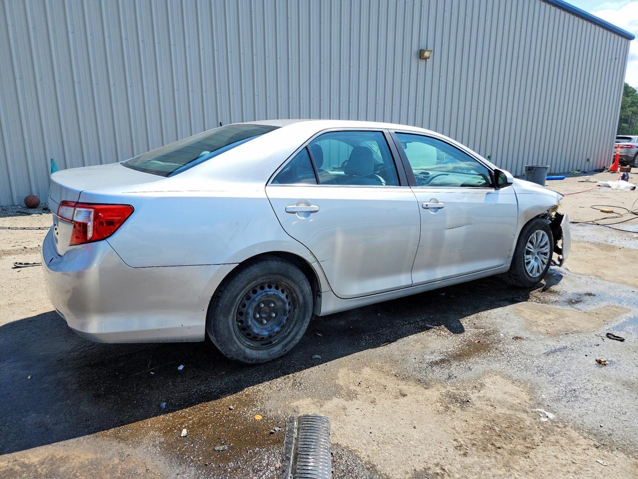 2014 Toyota Camry L - Фото 3