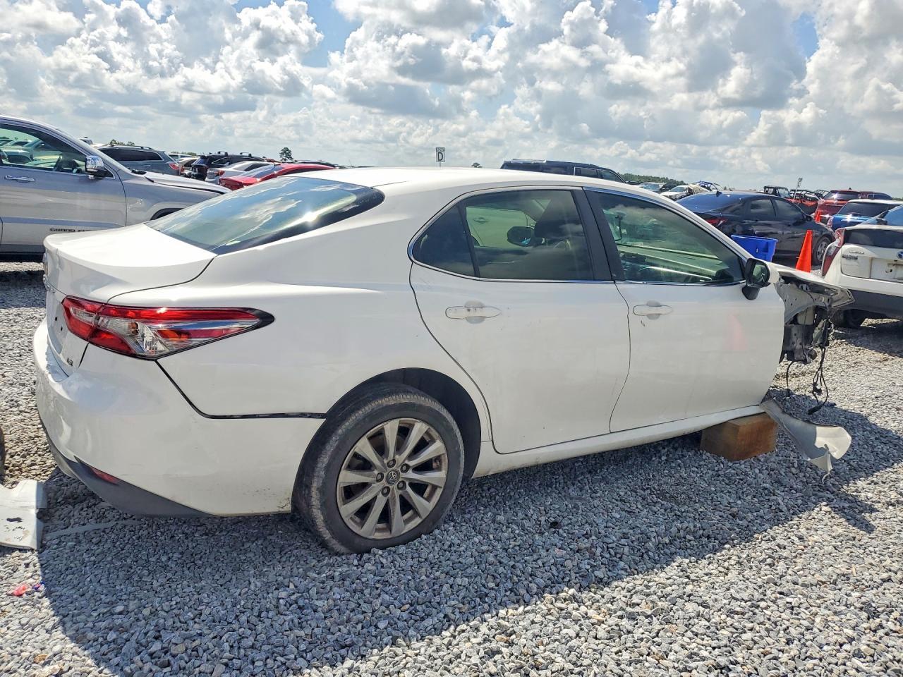 2018 Toyota Camry Le - Фото 3