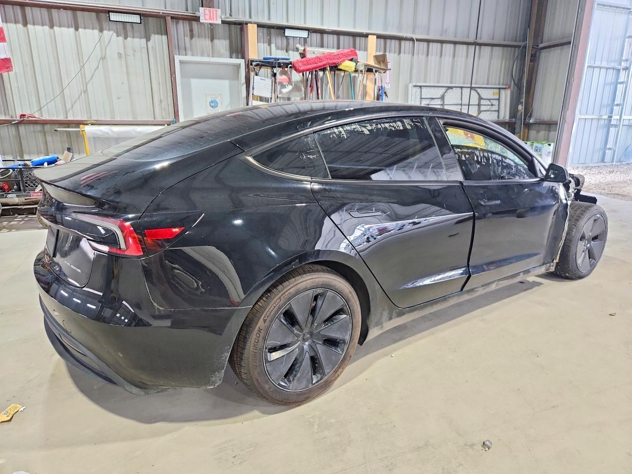 2025 Tesla Model 3 - Фото 3