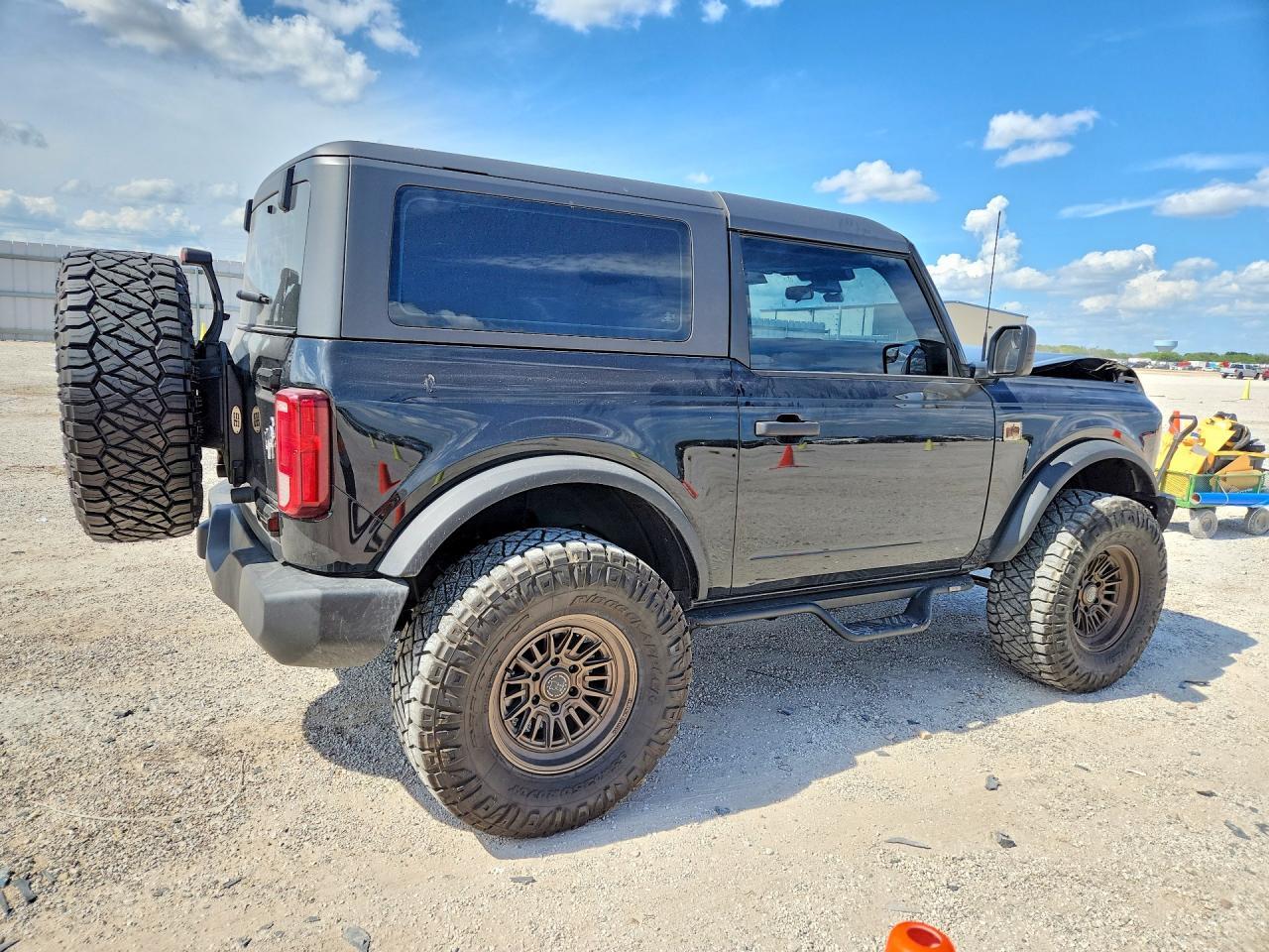 2025 Ford Bronco - Image 3