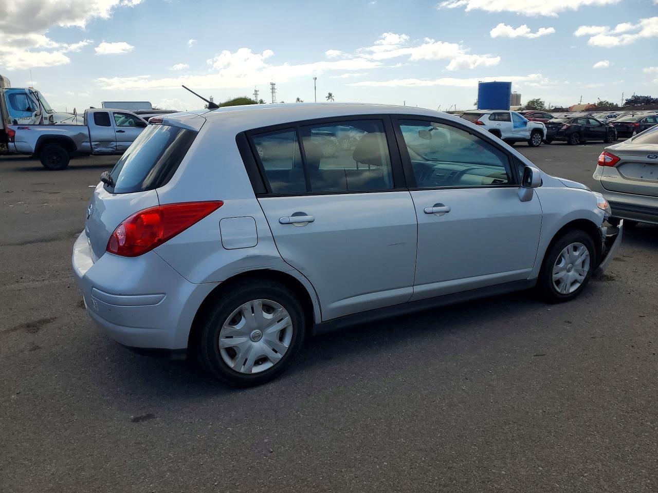 2010 Nissan Versa S - Фото 3