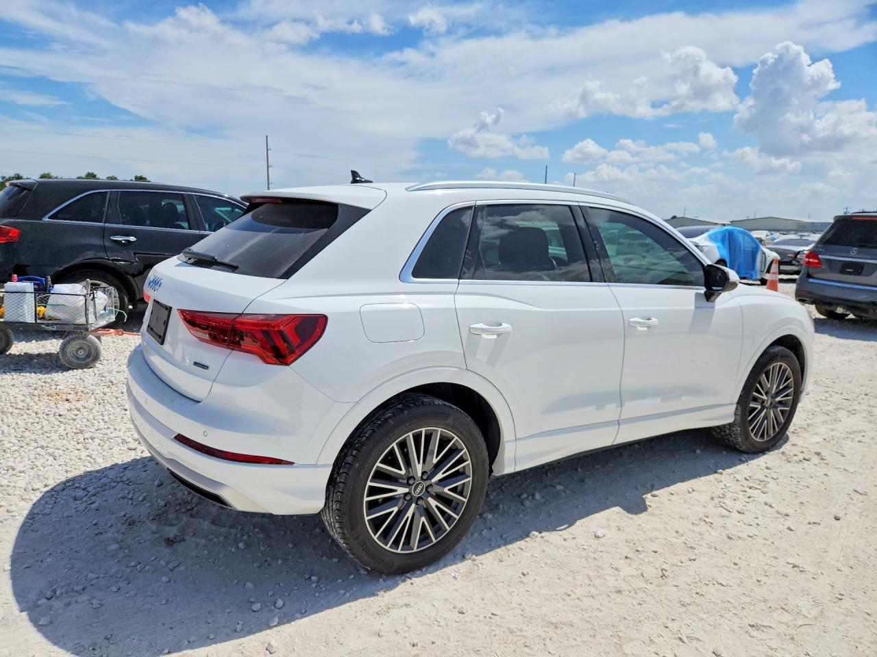 2022 Audi Q3 Premium 40 - Фото 3