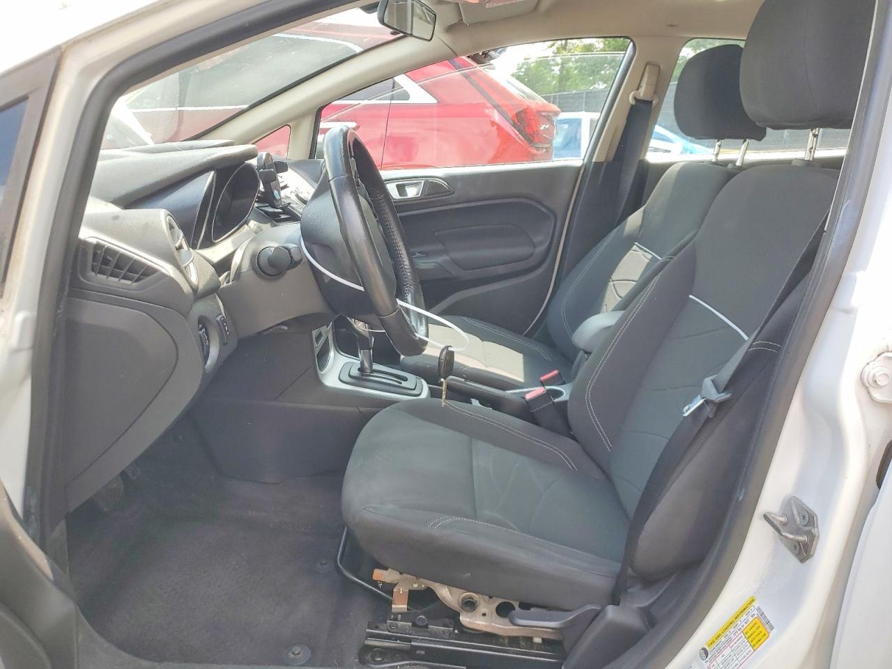 2014 Ford Fiesta Se - Фото 7