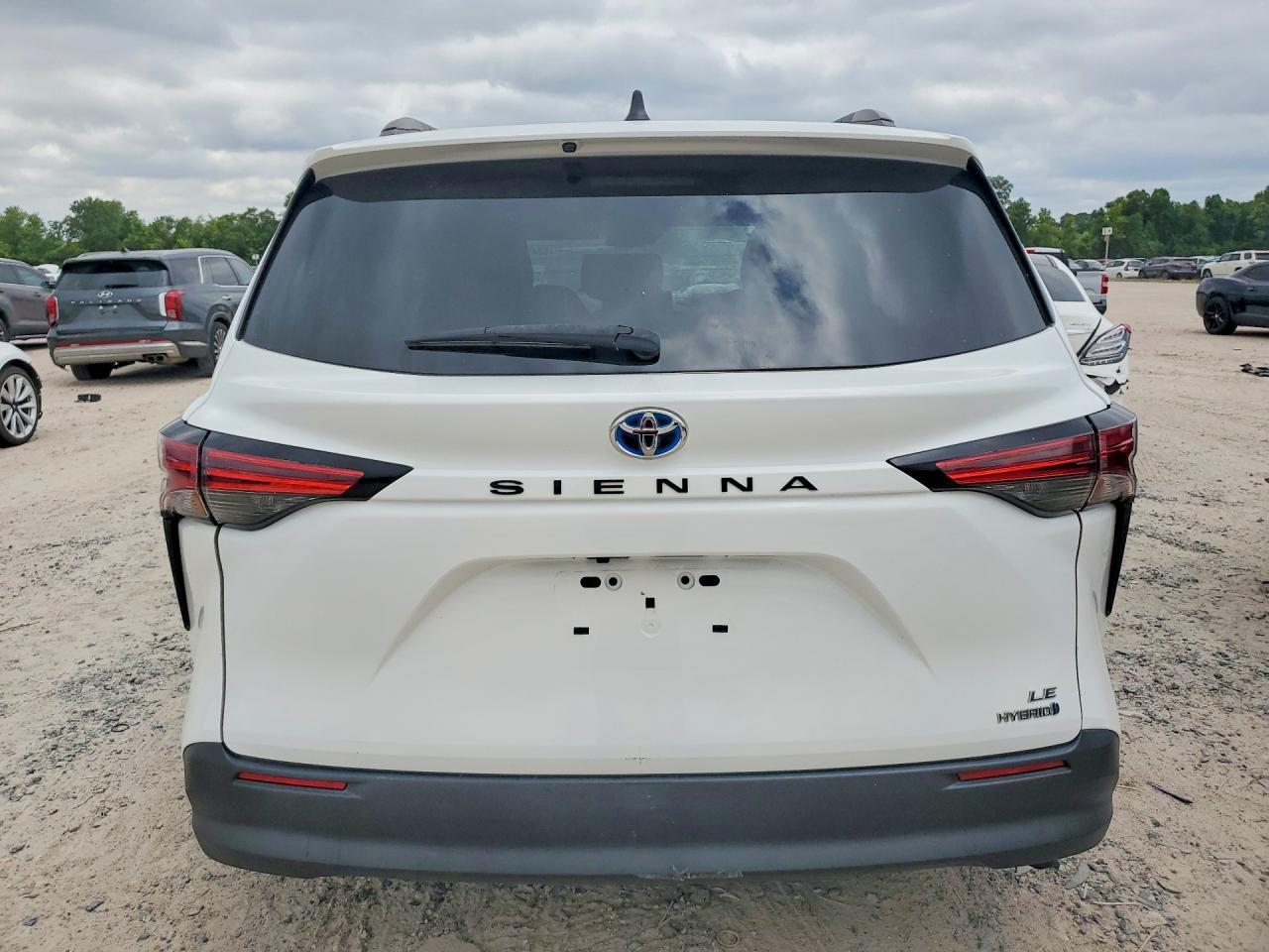 2021 Toyota Sienna Le - Image 6