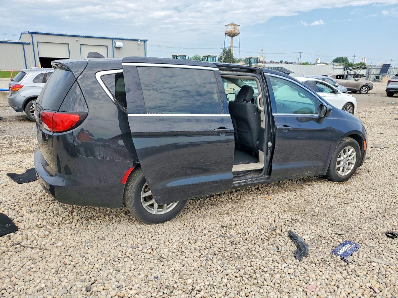 2017 Chrysler Pacifica Touring - Image 3