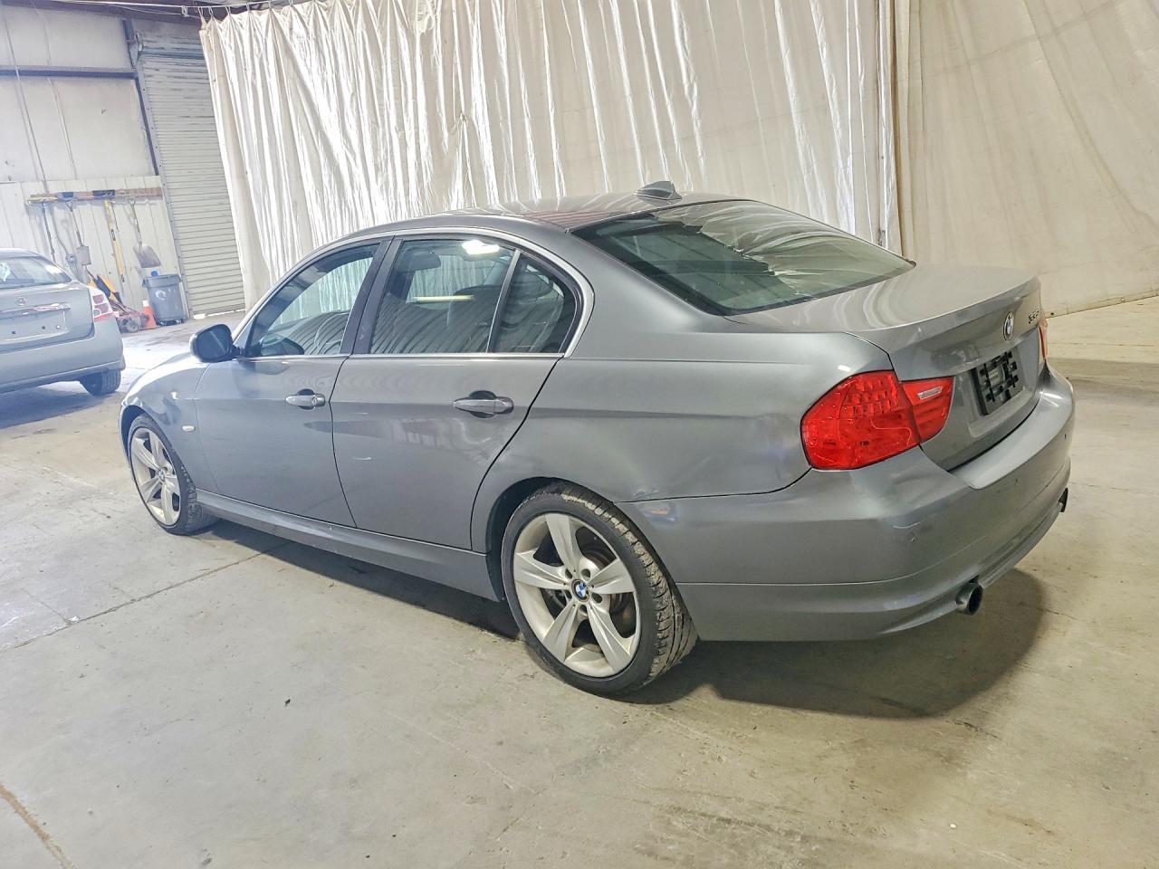 2011 BMW 335 Xi - Фото 2
