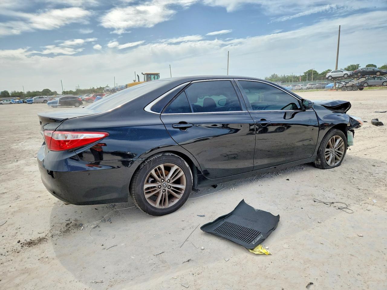 2017 Toyota Camry Se - Image 3