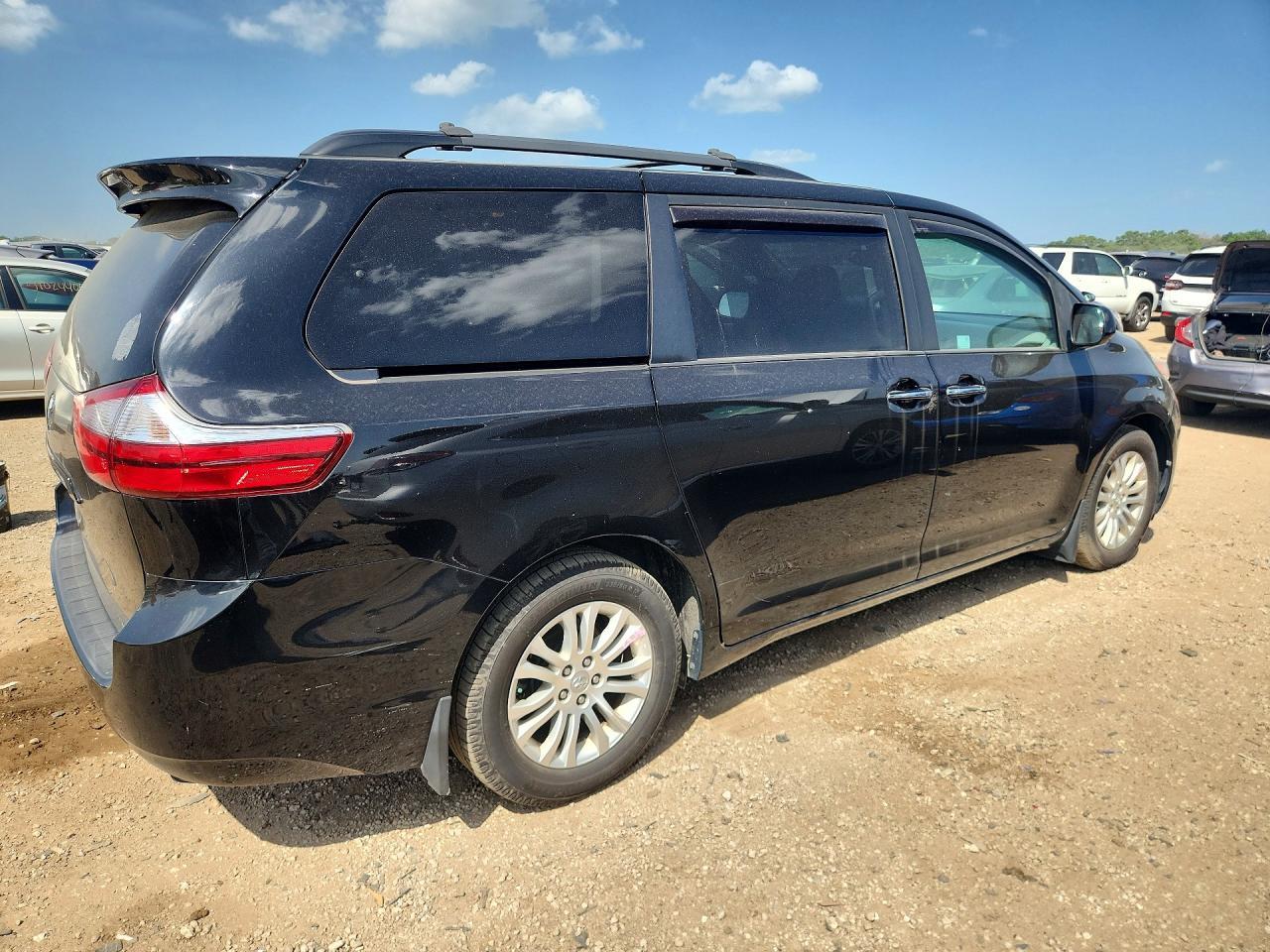 2017 Toyota Sienna Xle 8-Passenger - Фото 3