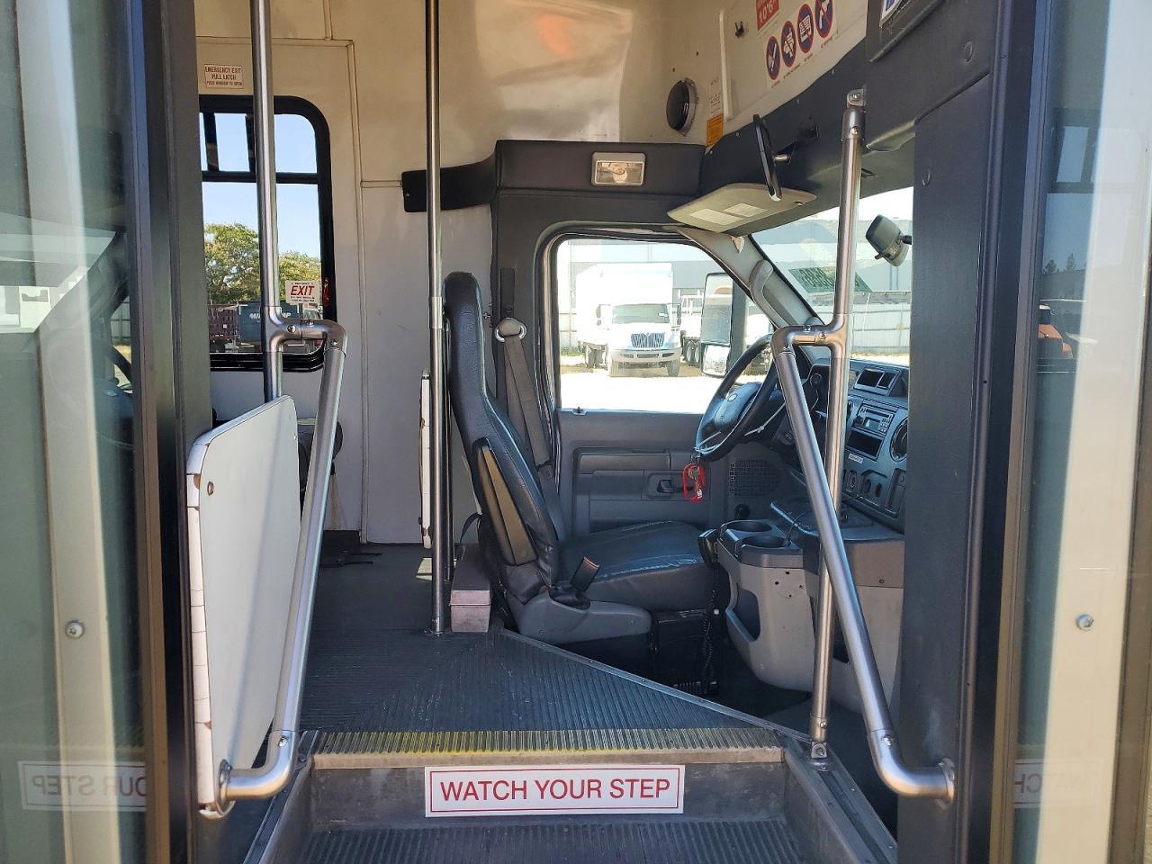 2011 Ford E450 Shuttle Bus - Фото 5