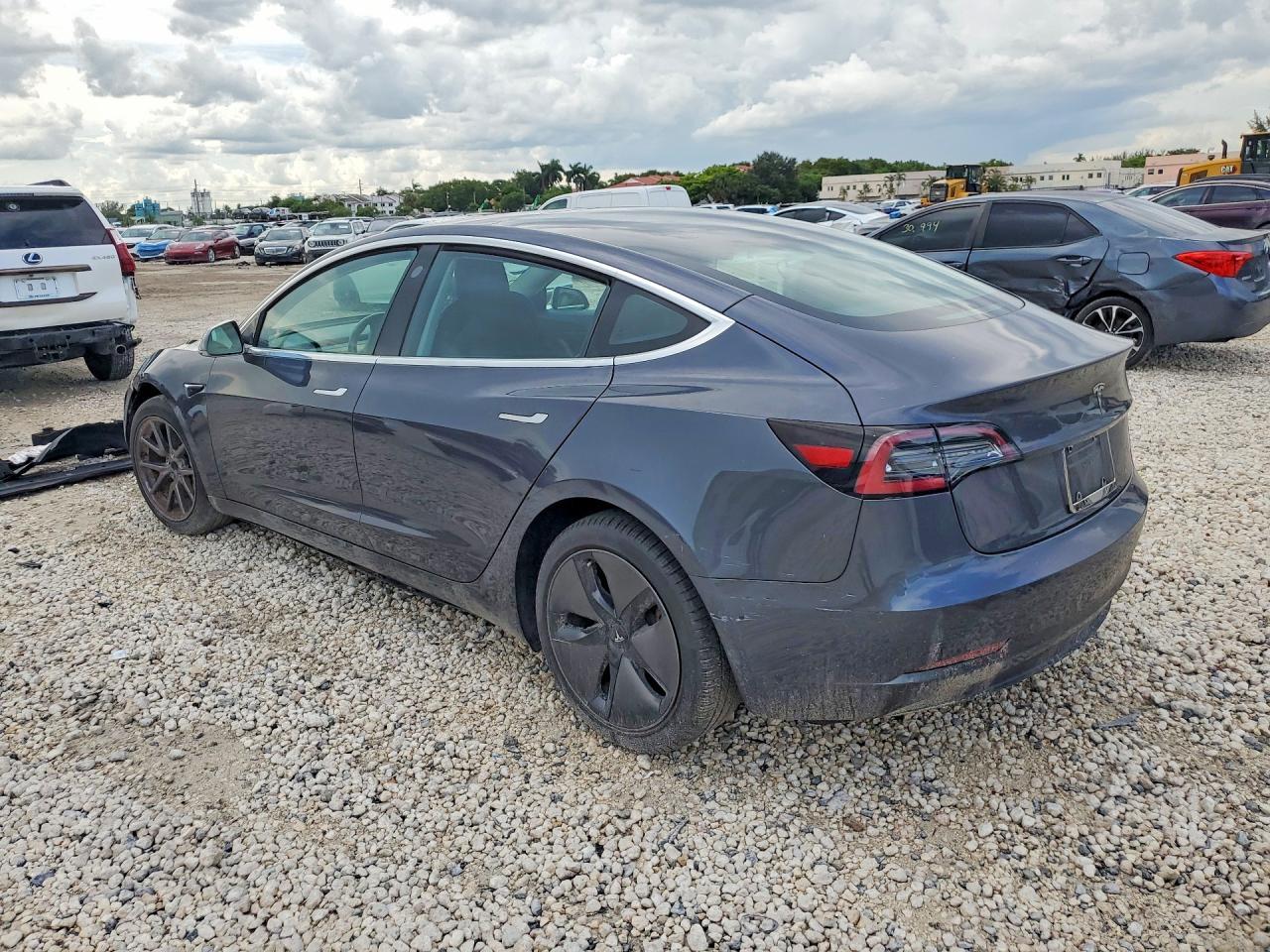 2018 Tesla Model 3 - Image 2