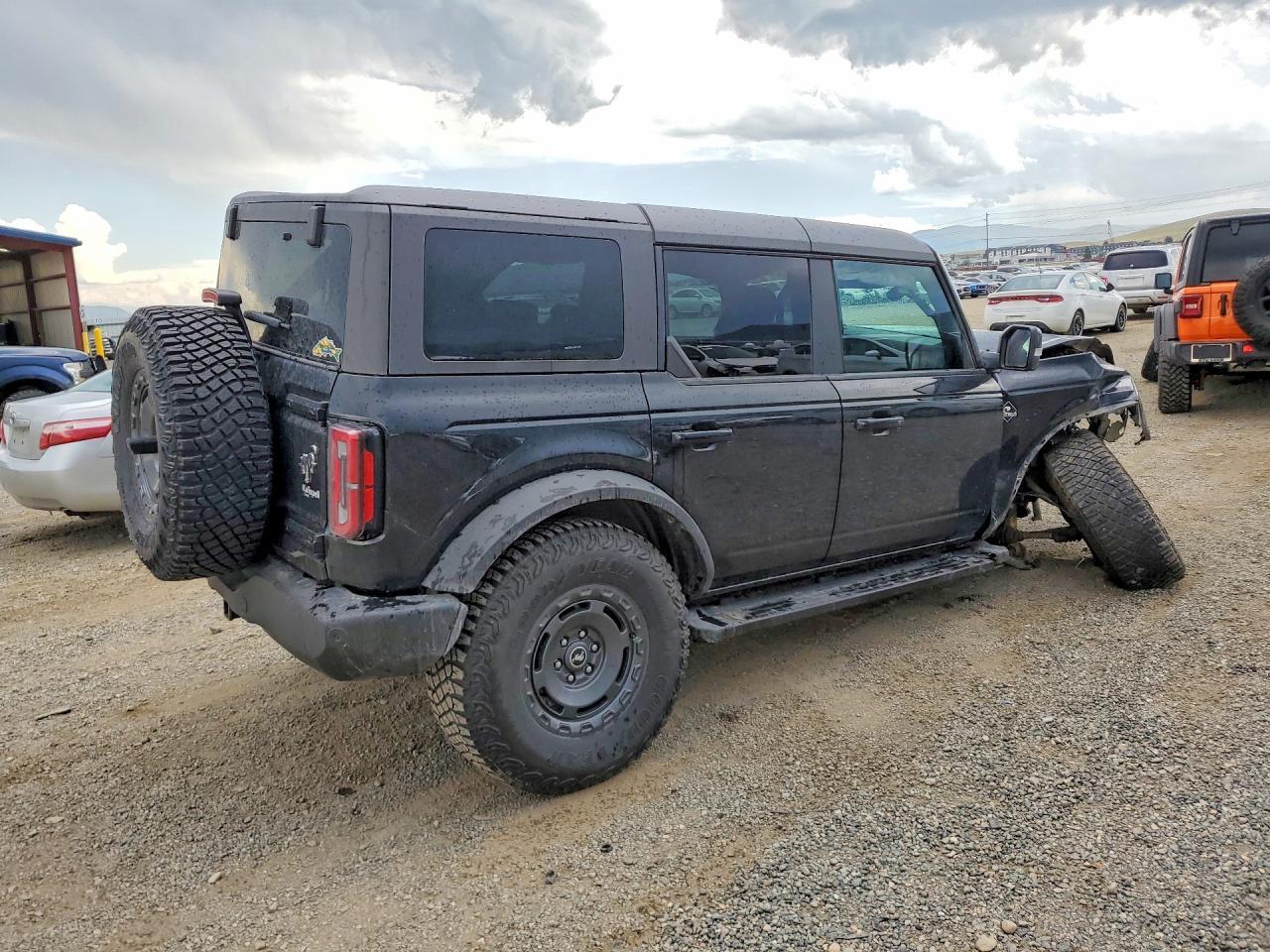 2024 Ford Bronco Outer Banks - Image 3