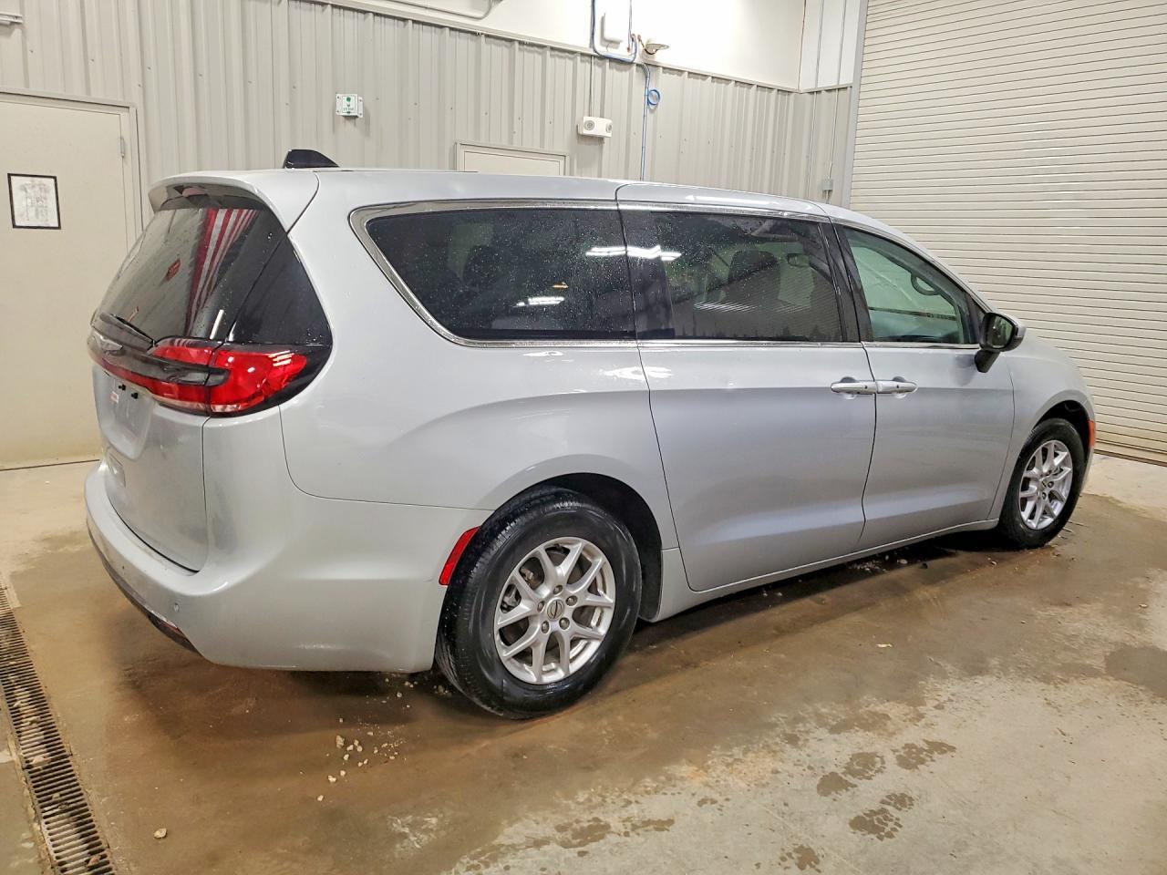 2023 Chrysler Pacifica Touring L - Фото 3